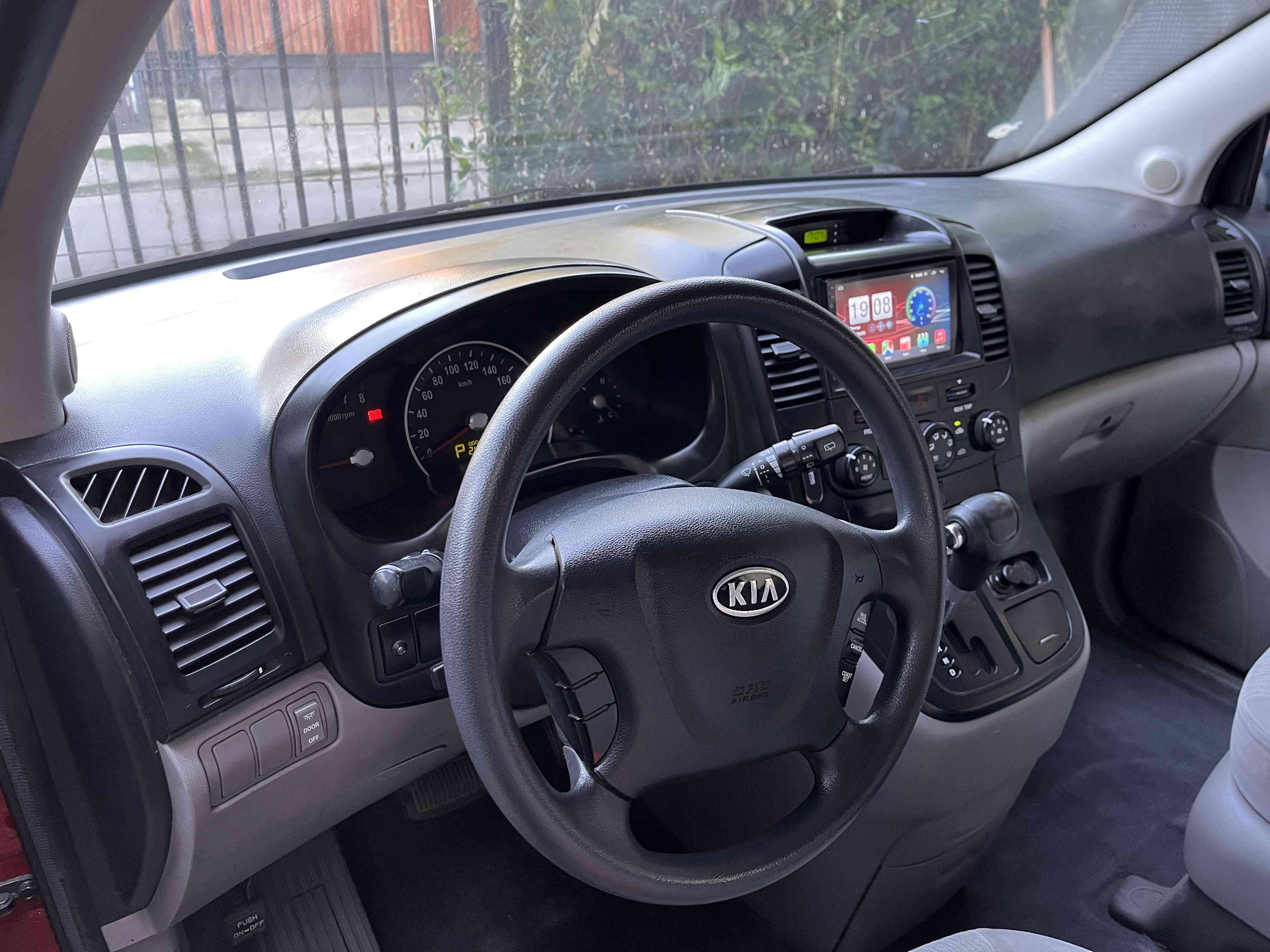 Minivan Kia Carnival 2.7 AT bencinera 2011 - 2