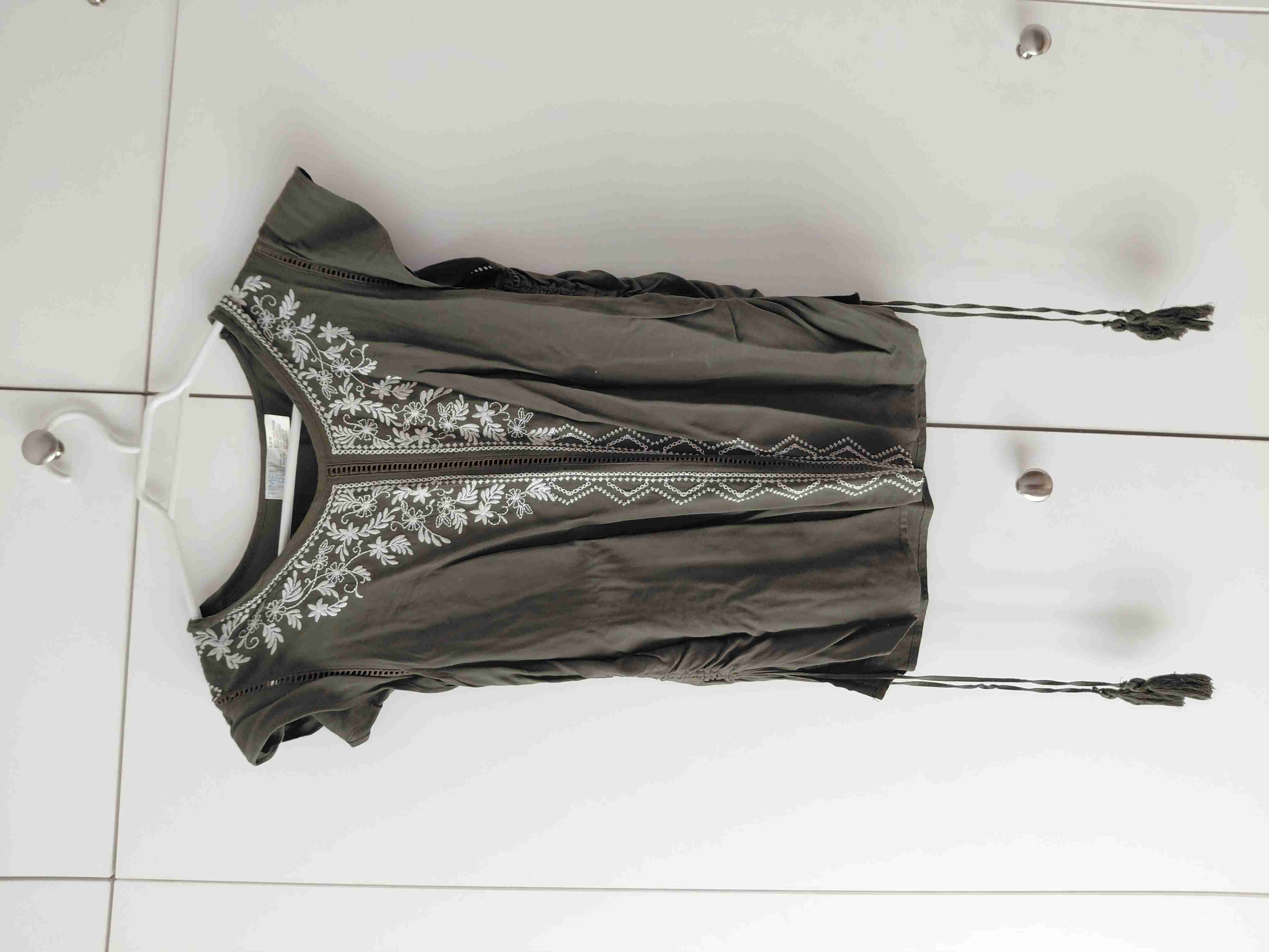 Blusa estilo bohemio, verde oliva con bordado - 1