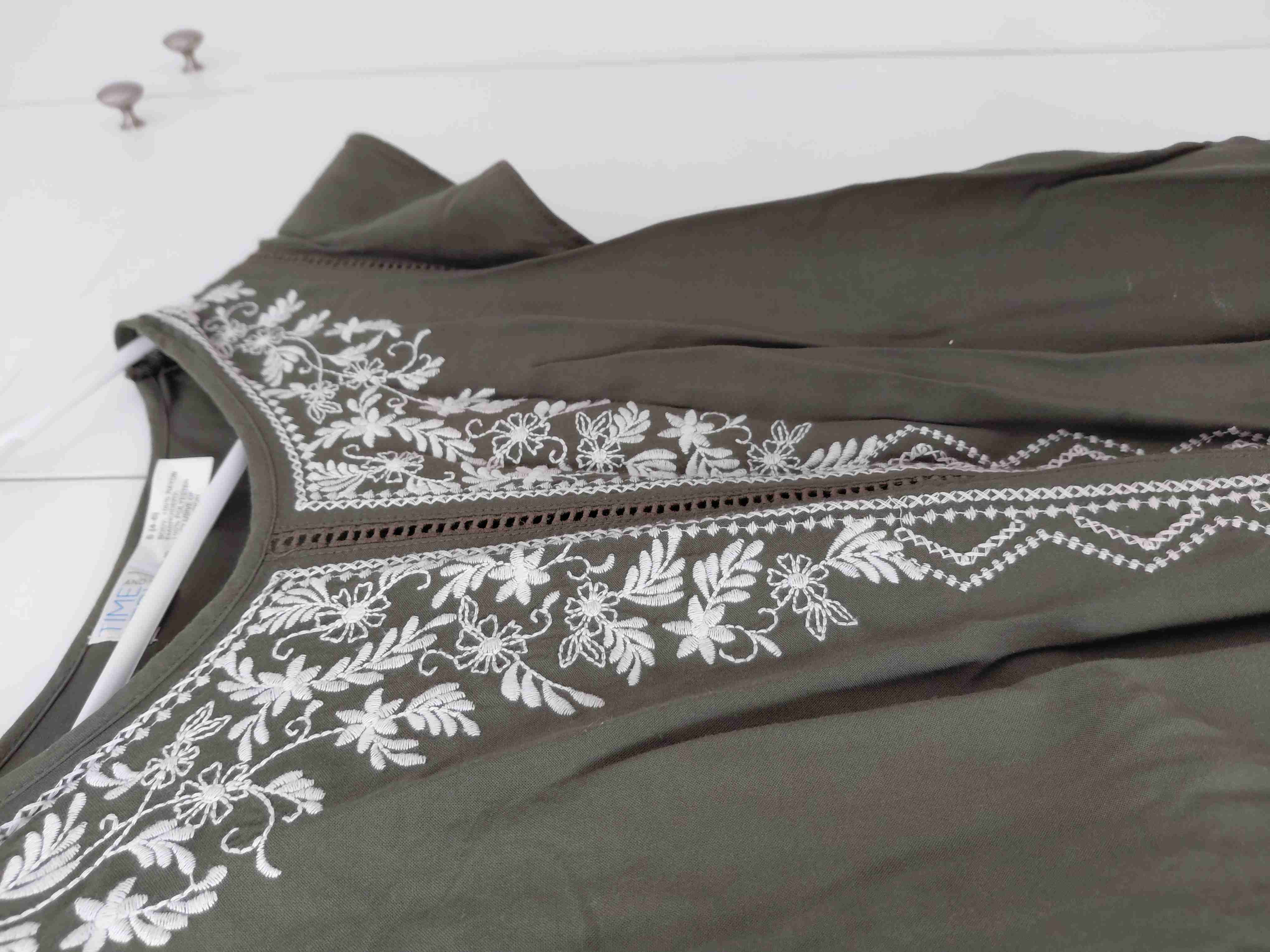 Blusa estilo bohemio, verde oliva con bordado - 2