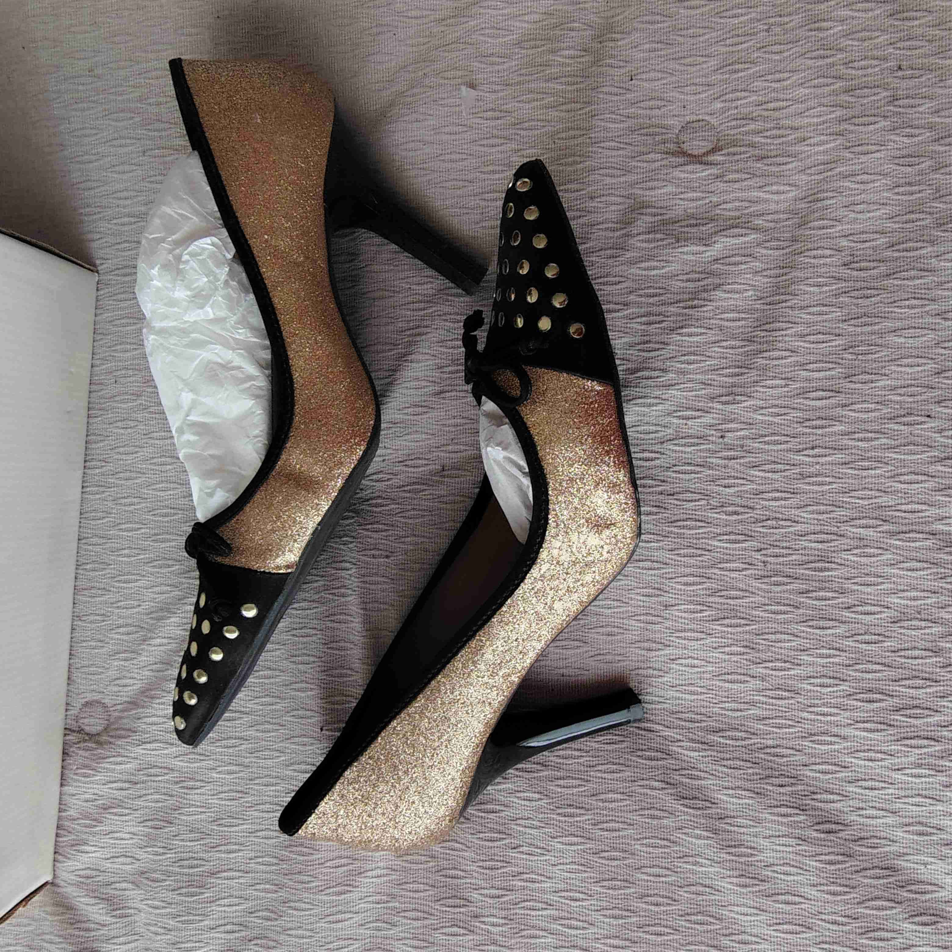 Tacones con brillos dorados - 1