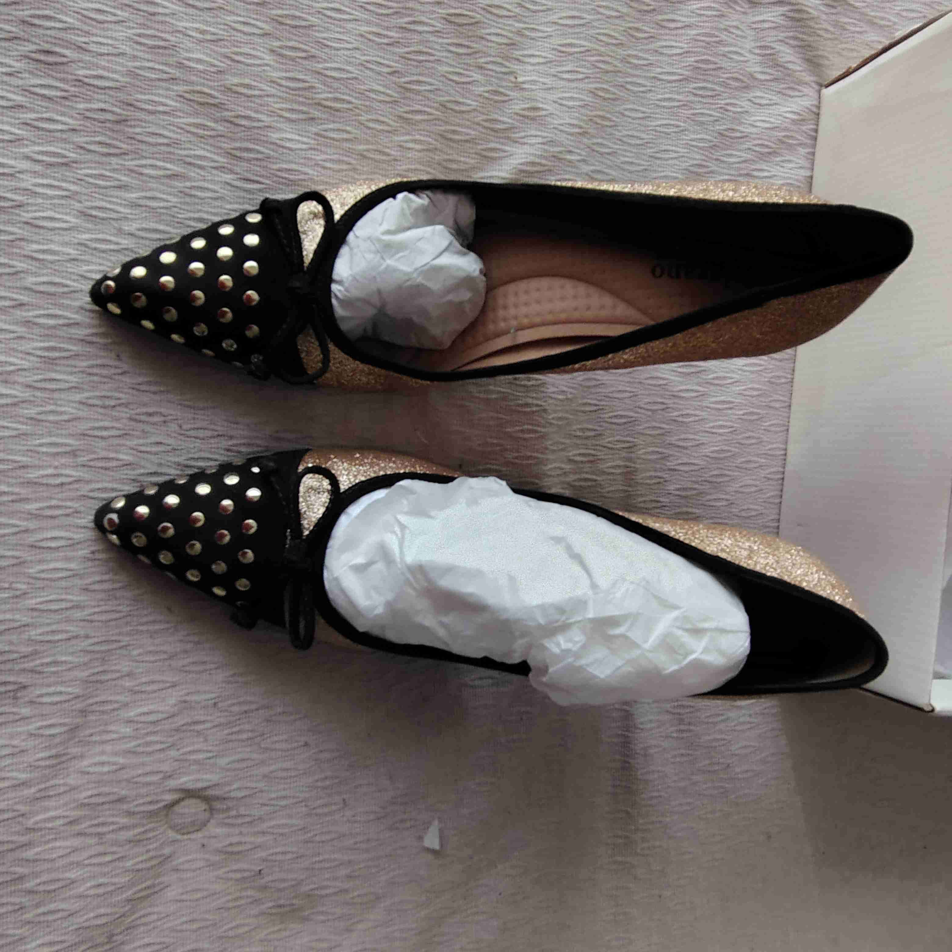 Tacones con brillos dorados - 3