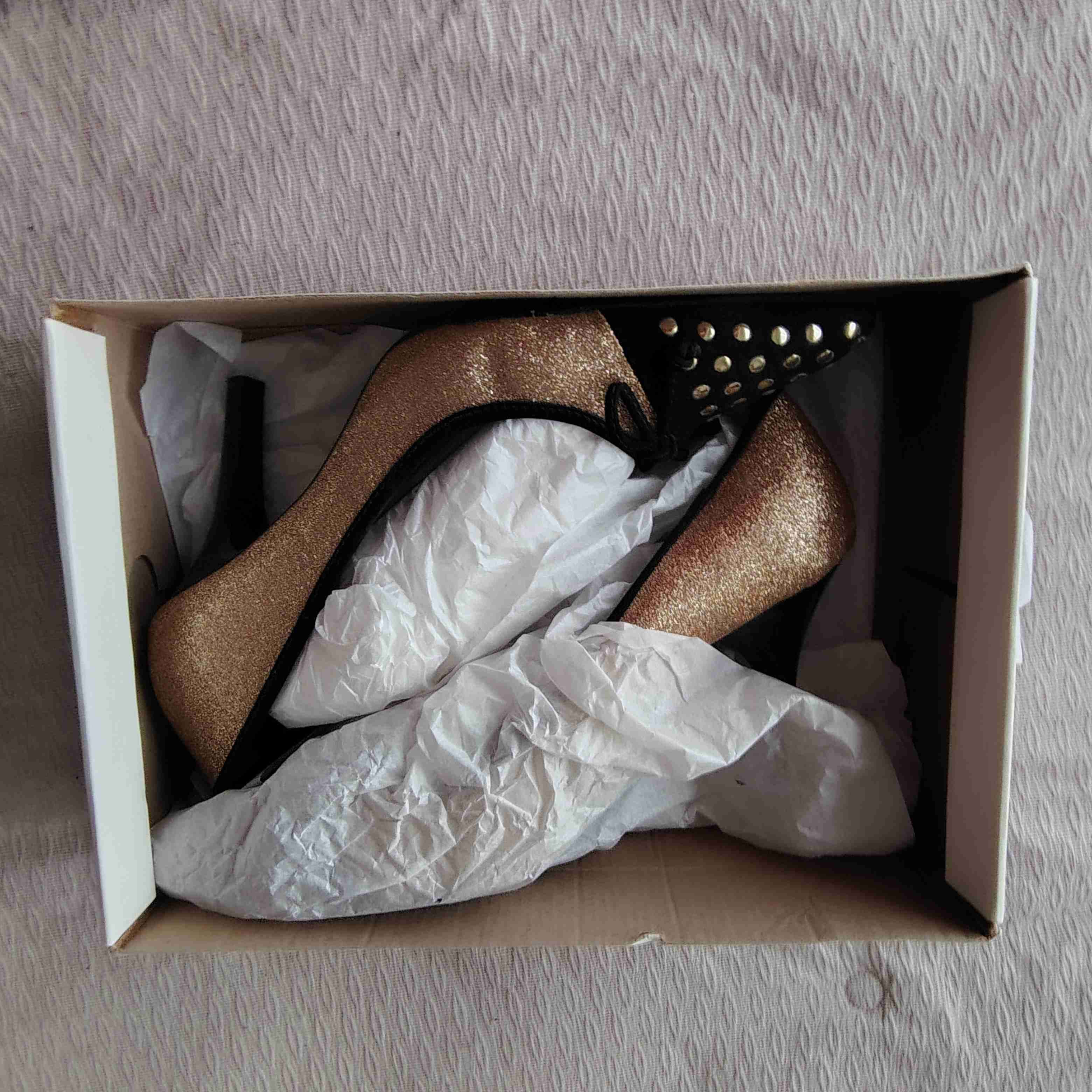 Tacones con brillos dorados - 4