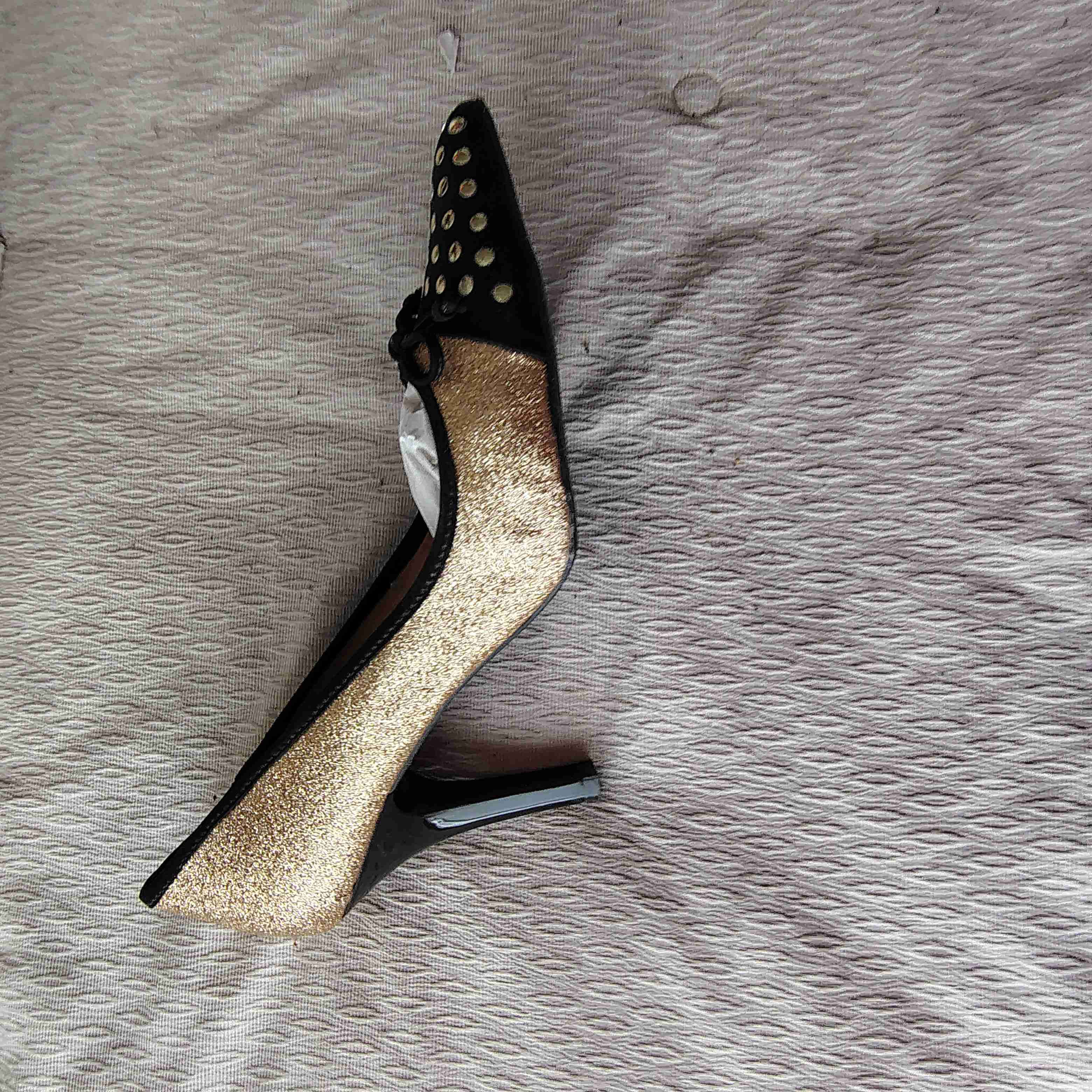 Tacones con brillos dorados - 5