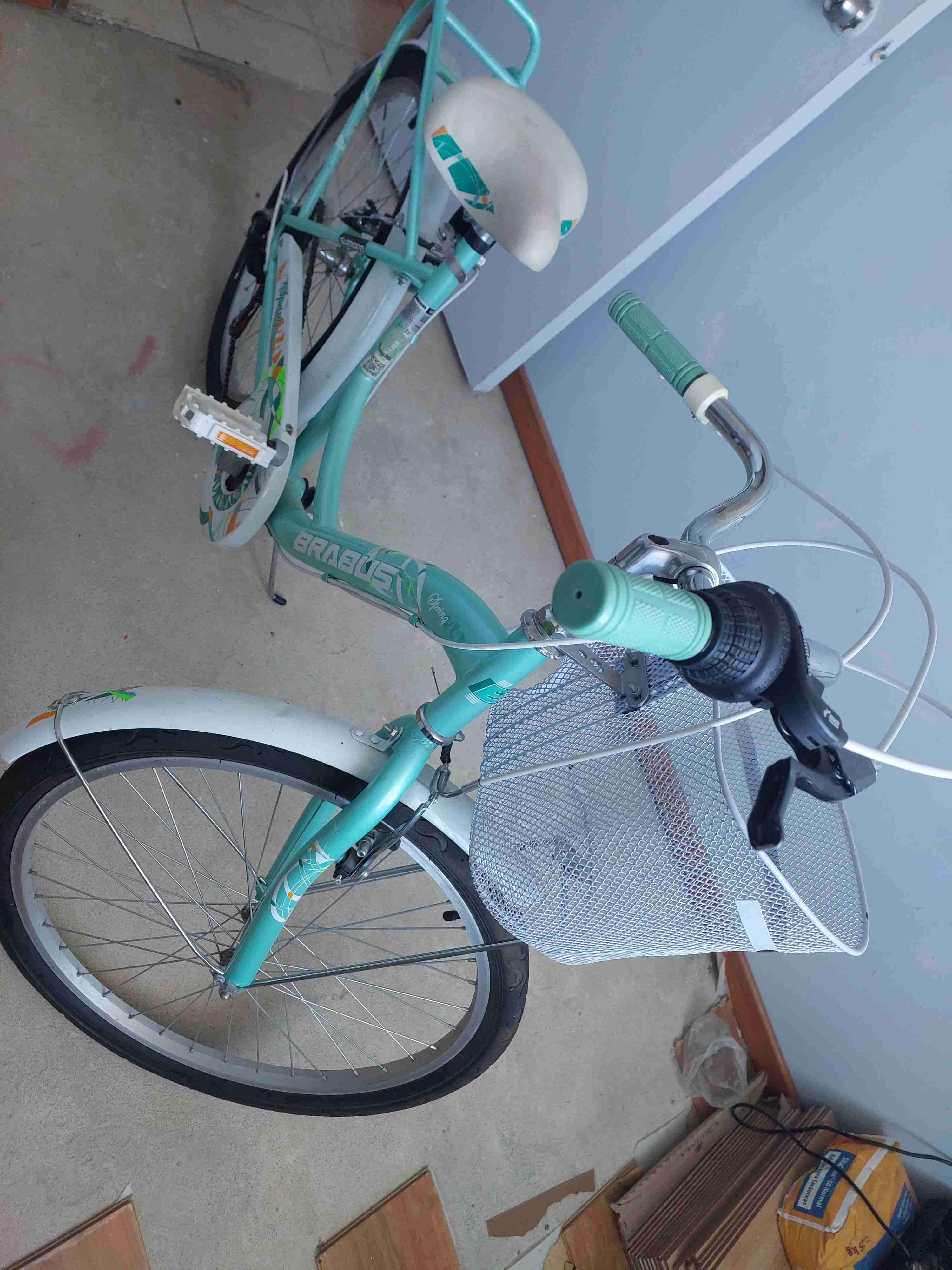 Bicicleta urbana celeste con canasto - 2