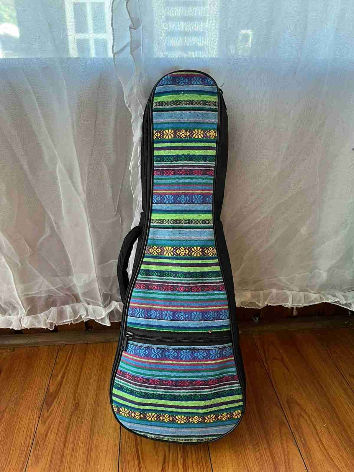 Ukelele con cuerdas y su funda y zapatos colegio - 1