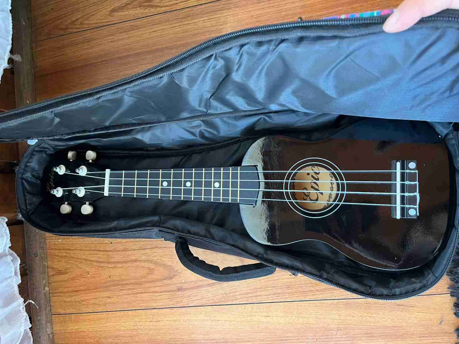 Ukelele con cuerdas y su funda y zapatos colegio - 2