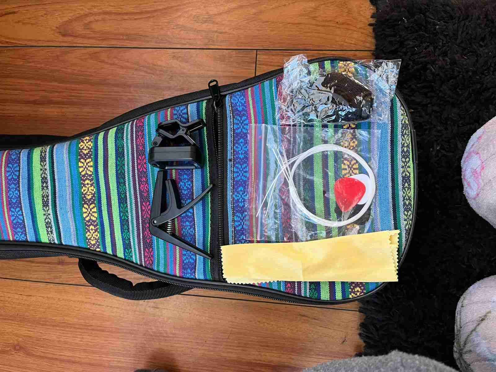 Ukelele con cuerdas y su funda y zapatos colegio - 3