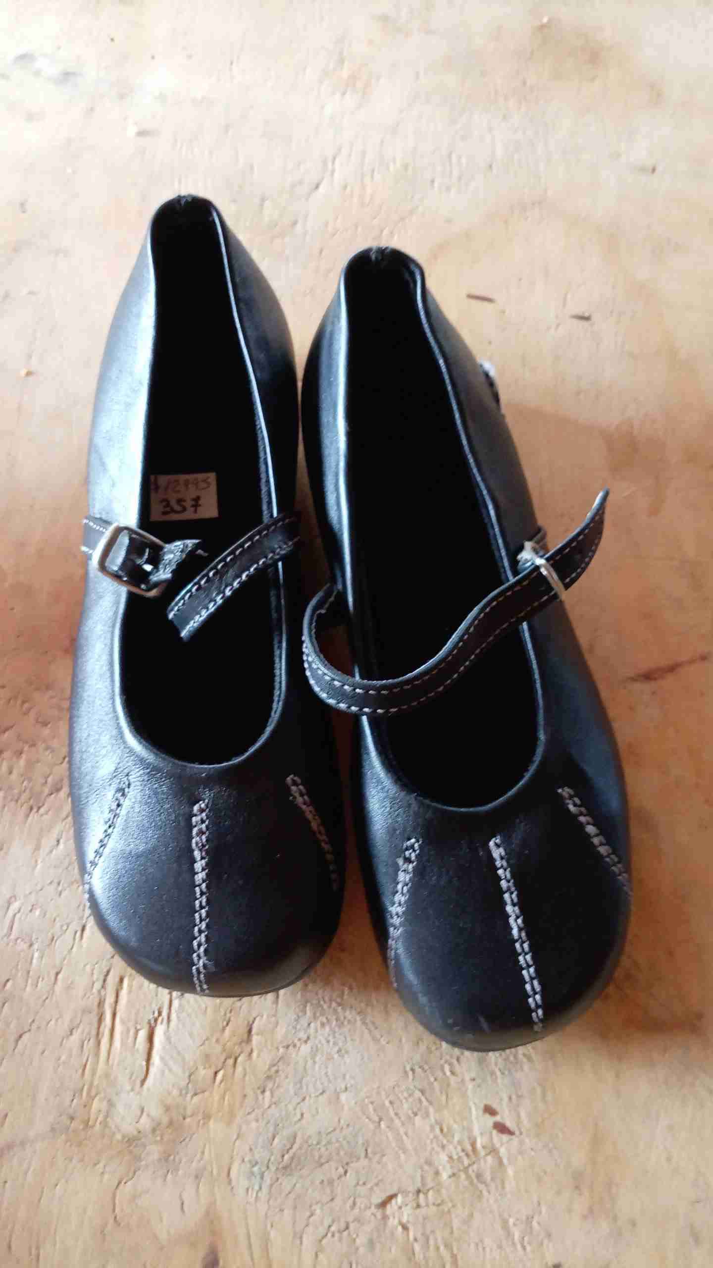 Ukelele con cuerdas y su funda y zapatos colegio - 4