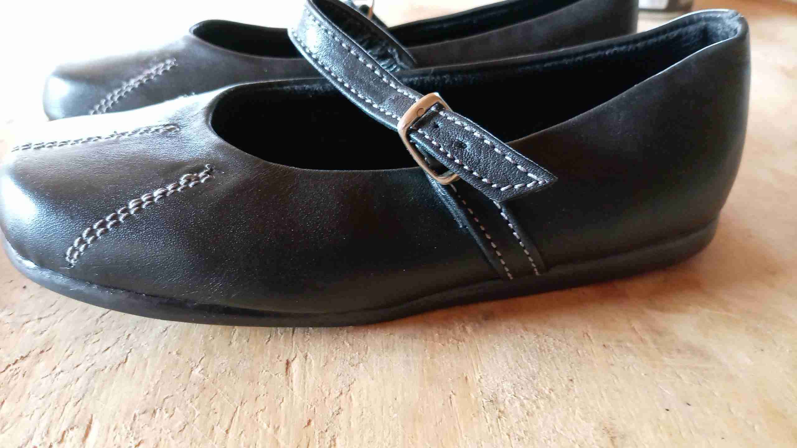 Ukelele con cuerdas y su funda y zapatos colegio - 5