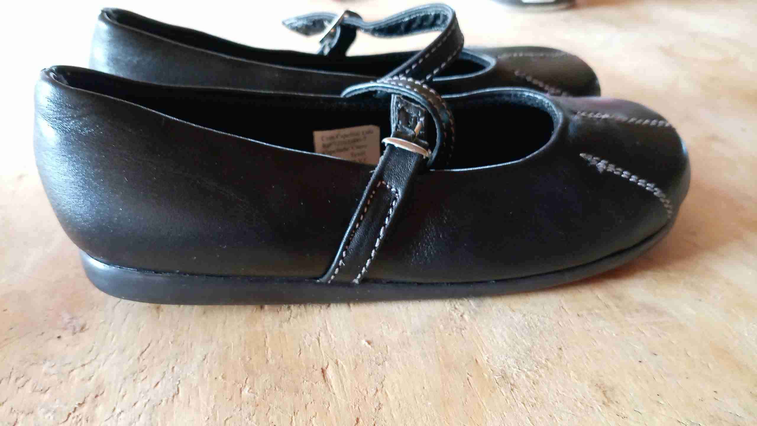 Ukelele con cuerdas y su funda y zapatos colegio - 6