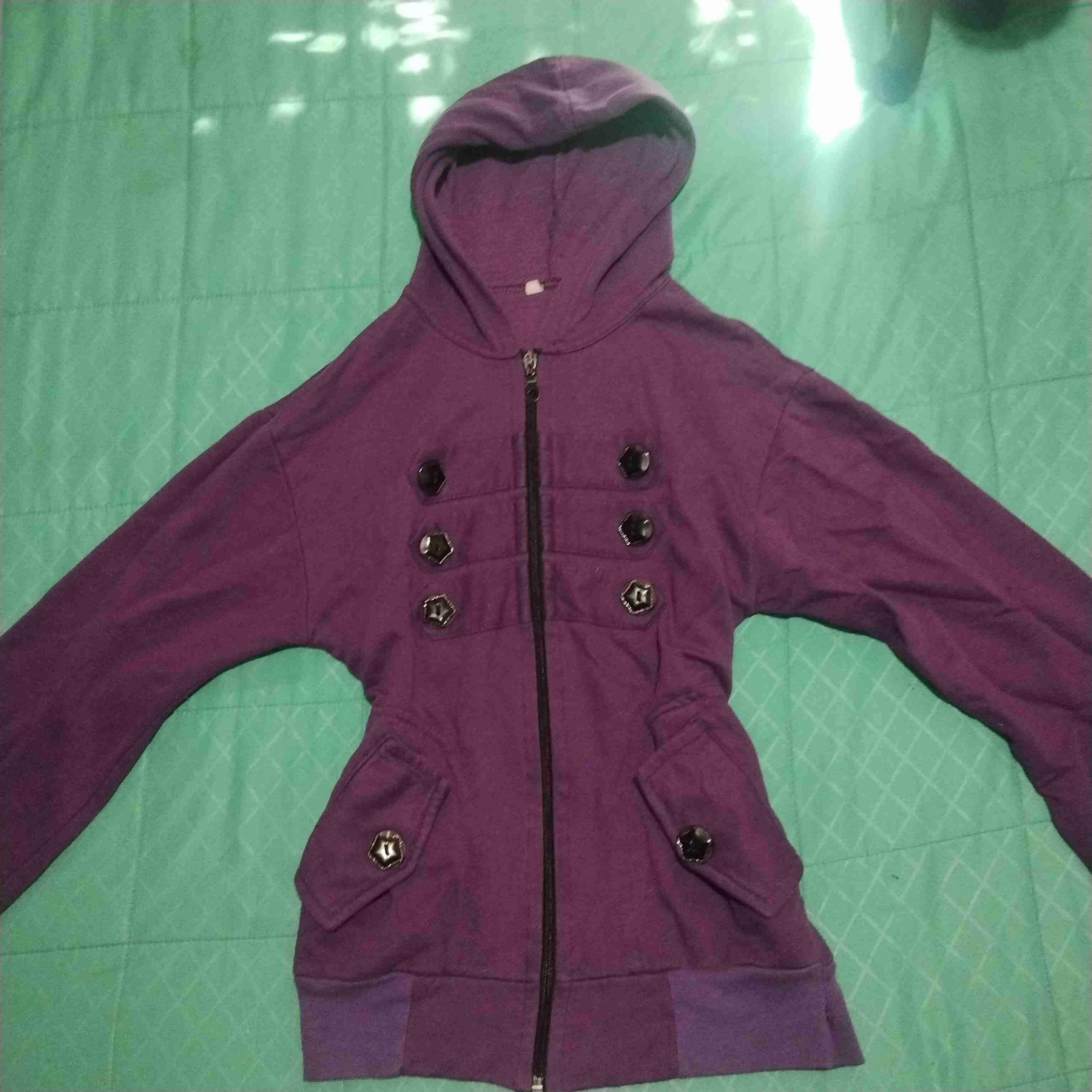 Polerón morado con capucha - 1