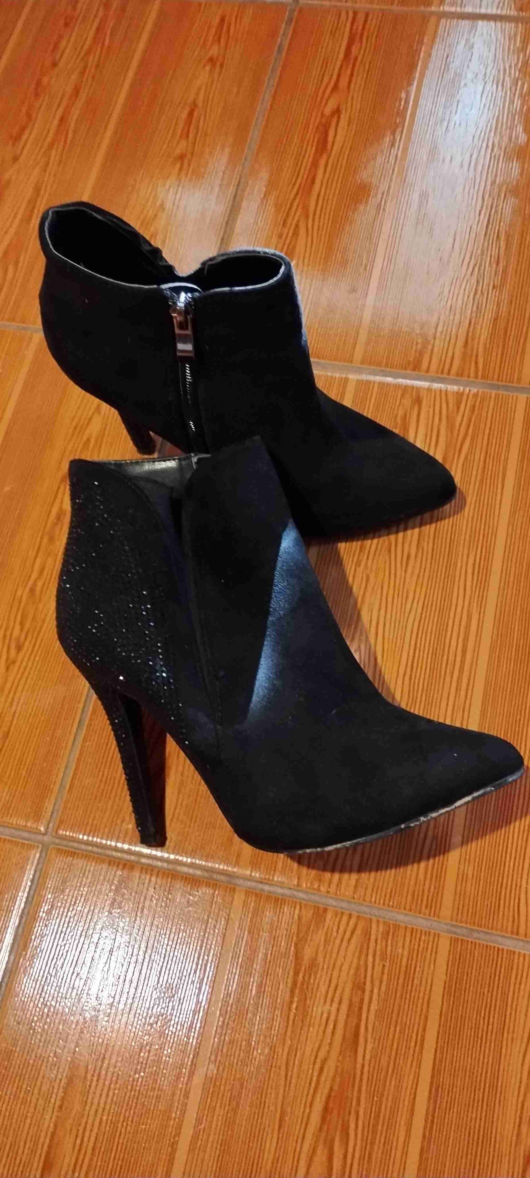 Botines negros con taco alto - 1