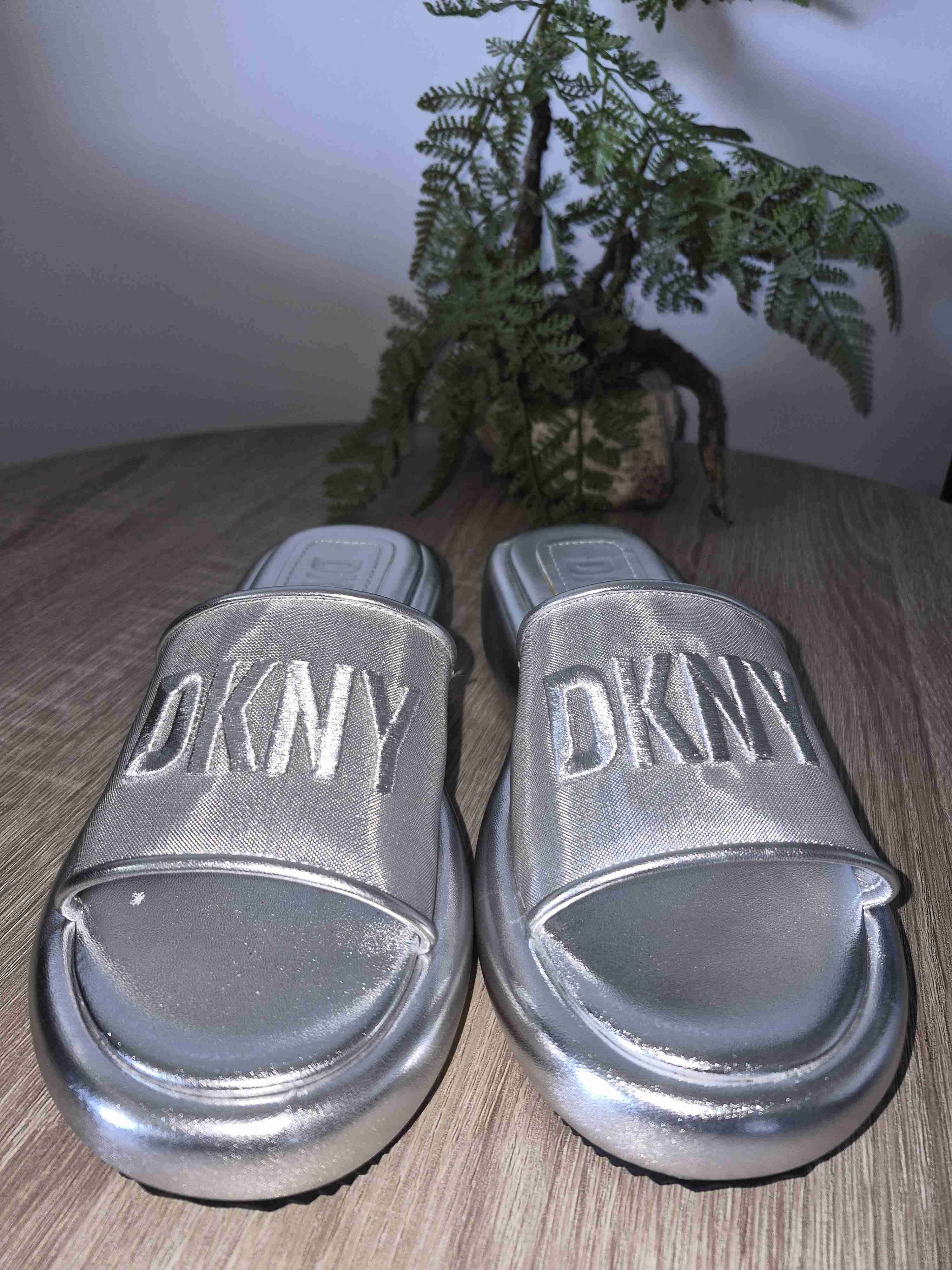Sandalias plateadas DKNY - 1