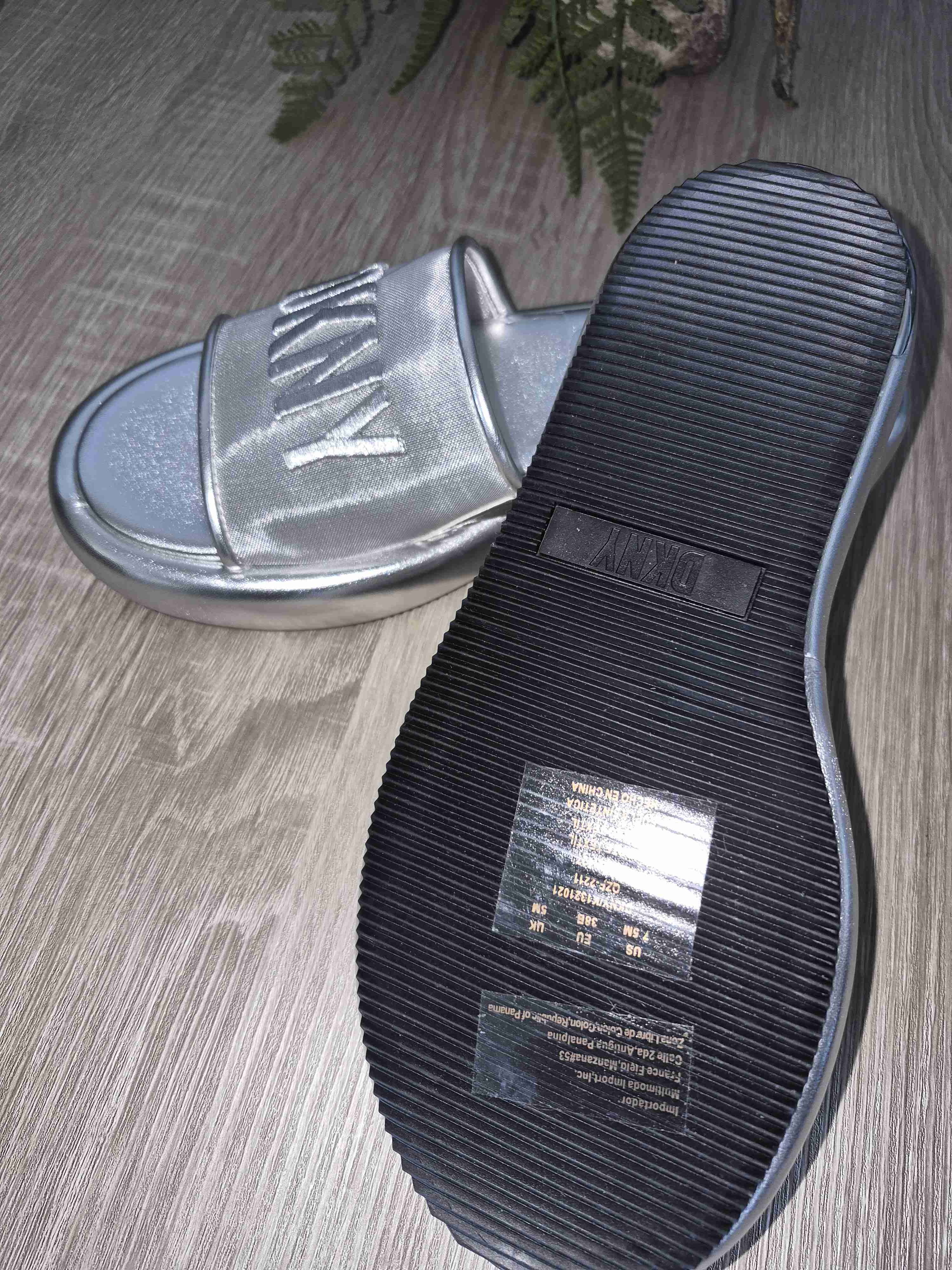 Sandalias plateadas DKNY - 3