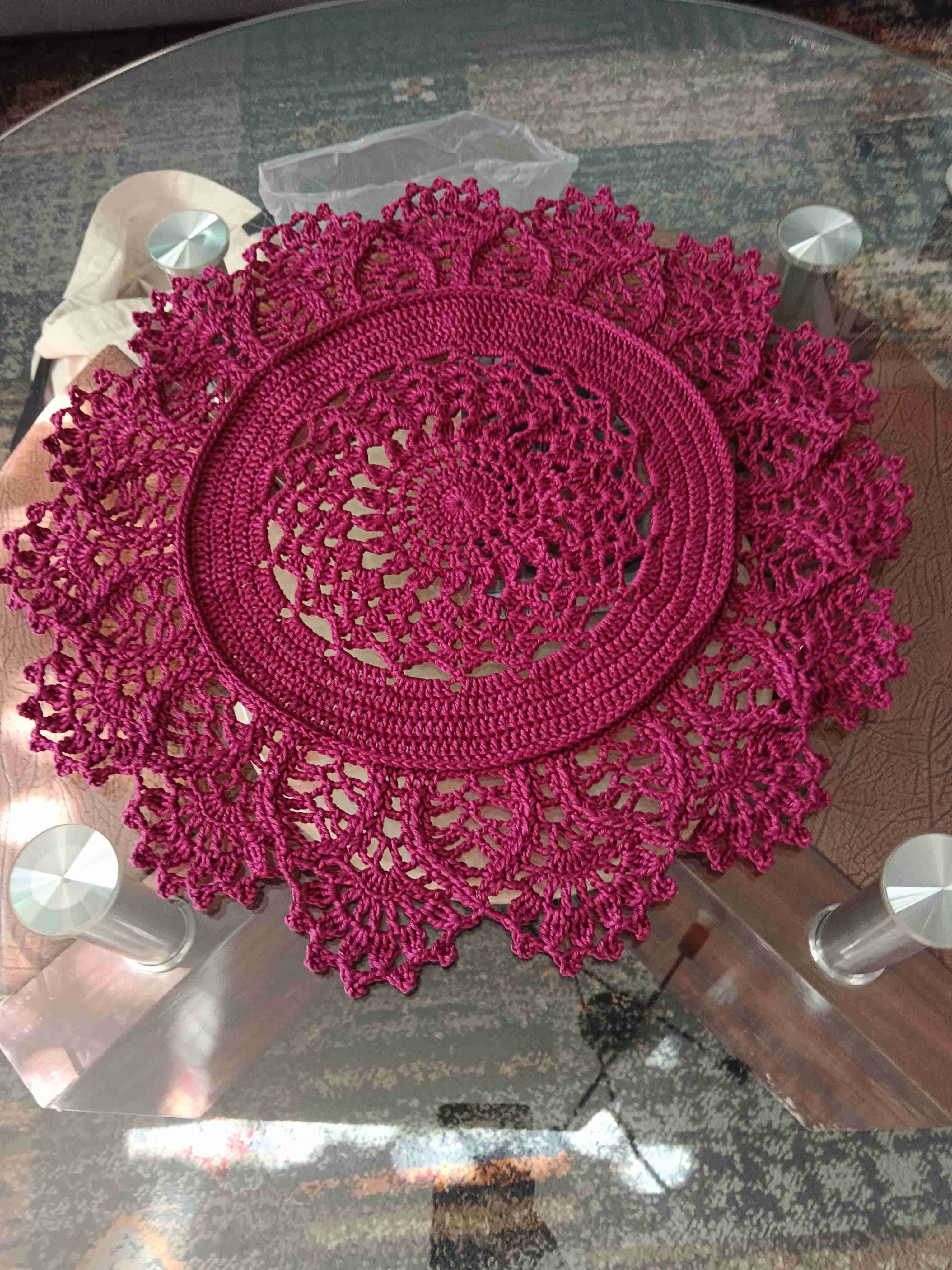Tapete tejido a crochet rojo