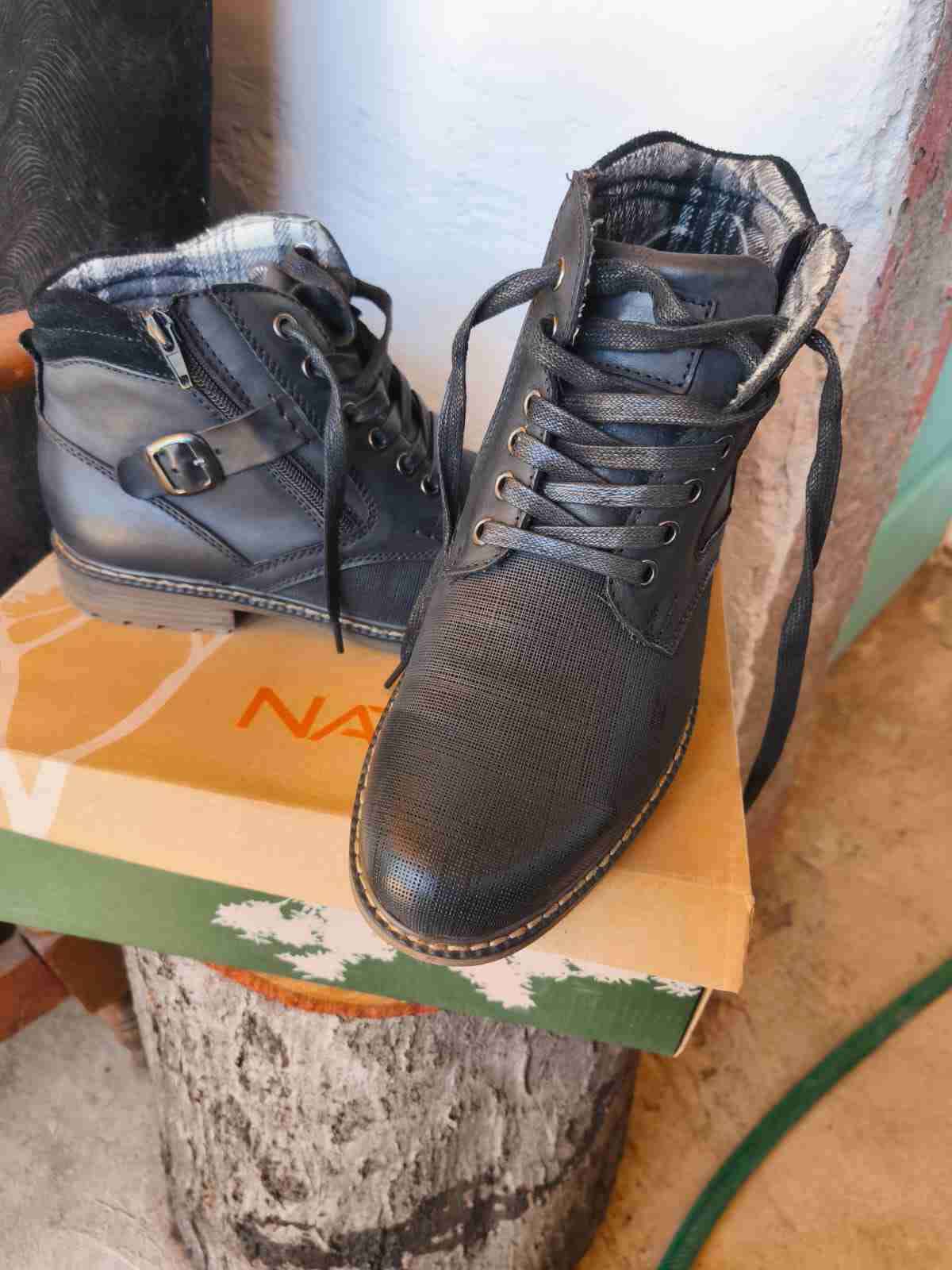 Botas negras de cuero - miniatura 2