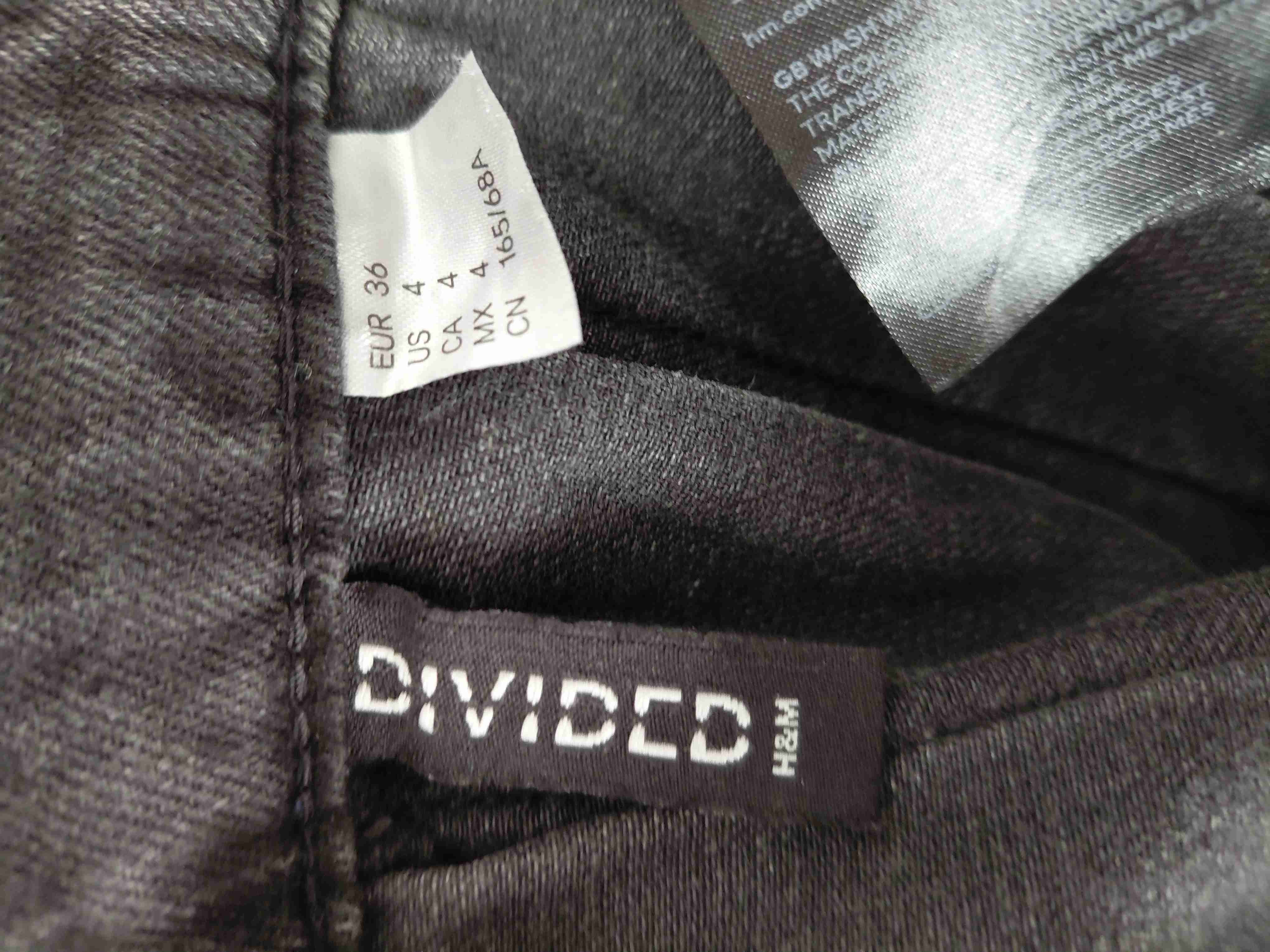 Falda Mezclilla Negra con Tablas H&M - Estilo Y2K - miniatura 5