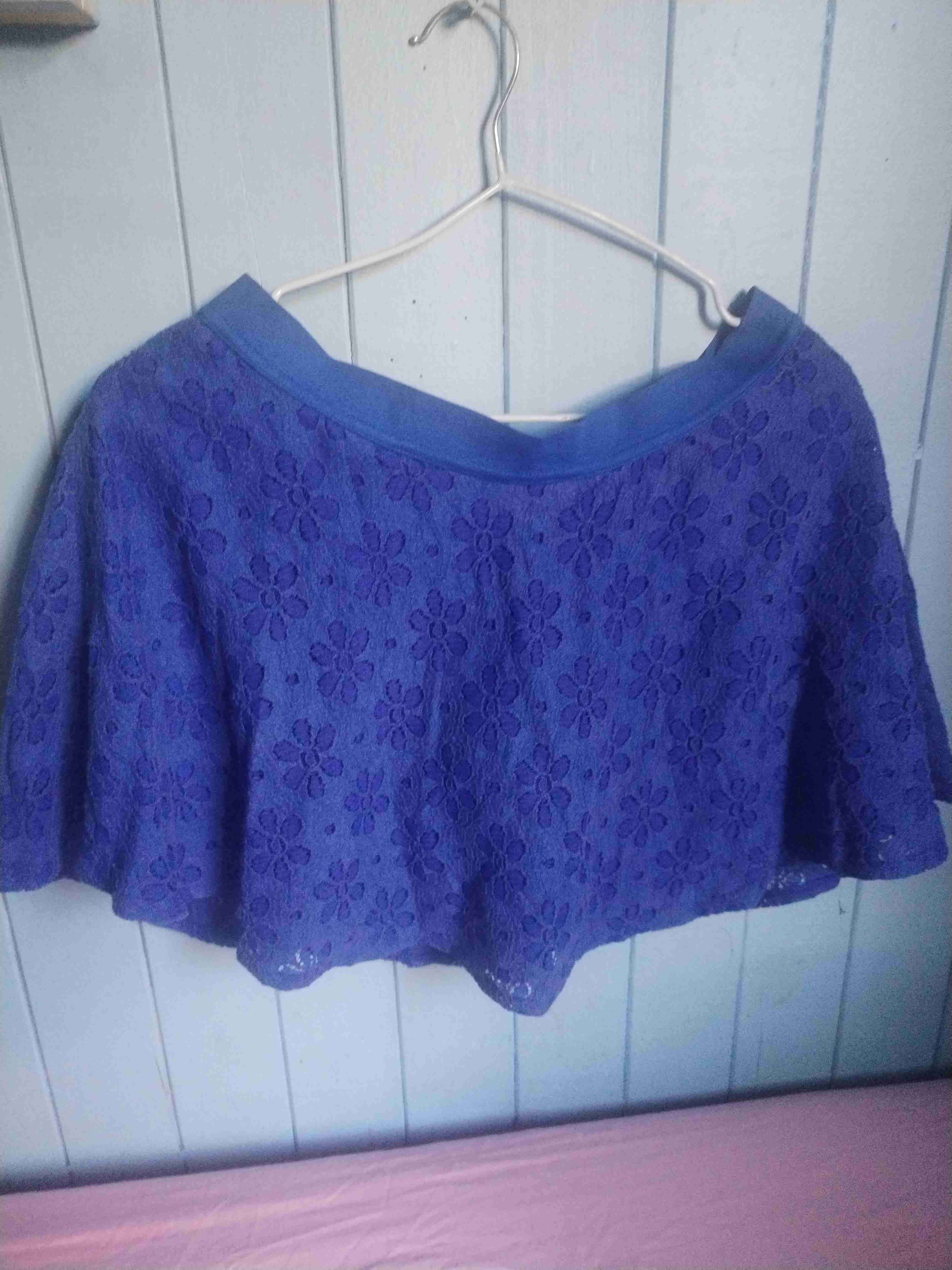 Falda azul de encaje floral - 1