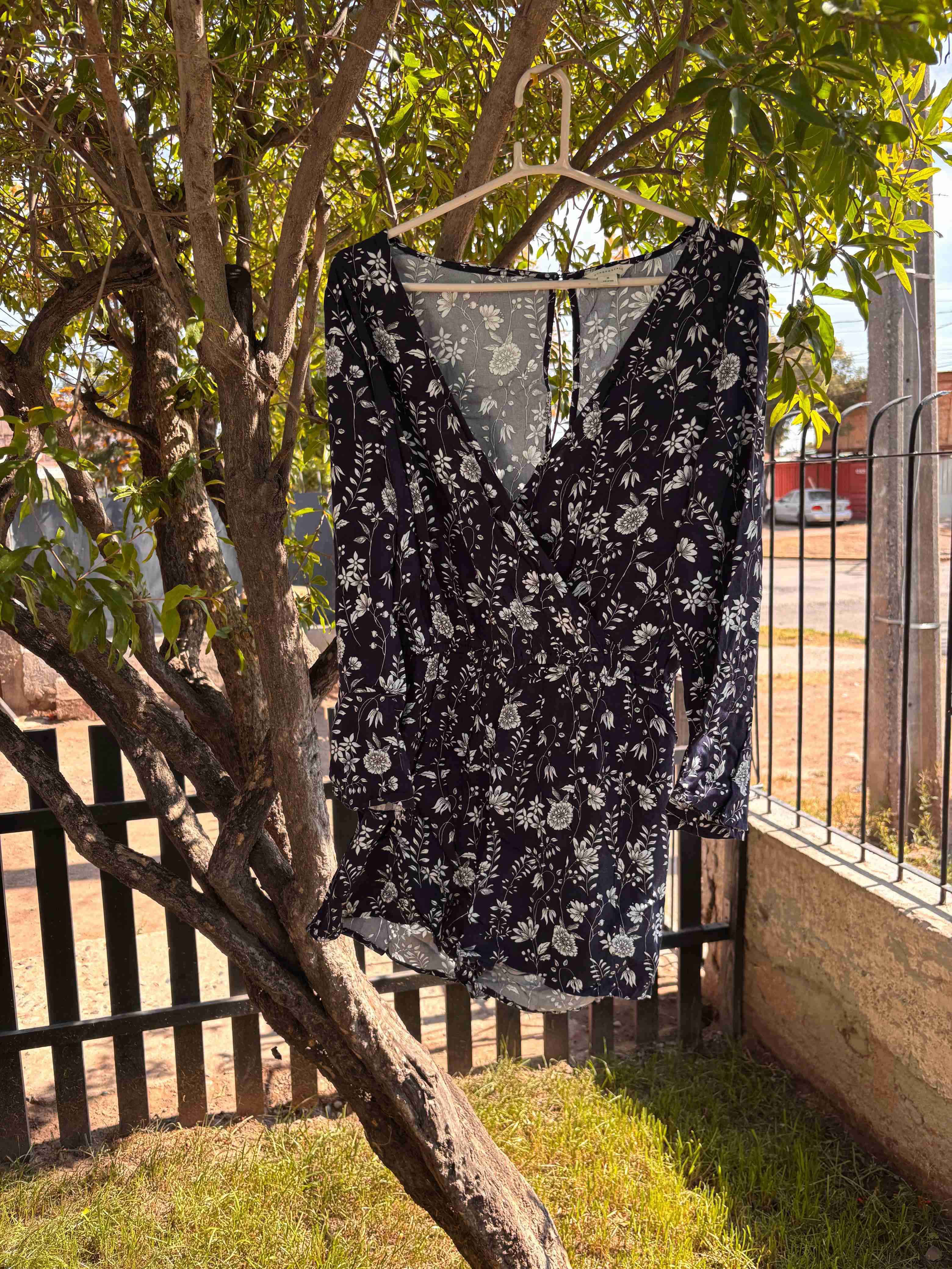 Vestido floral azul marino y blanco - miniatura 1