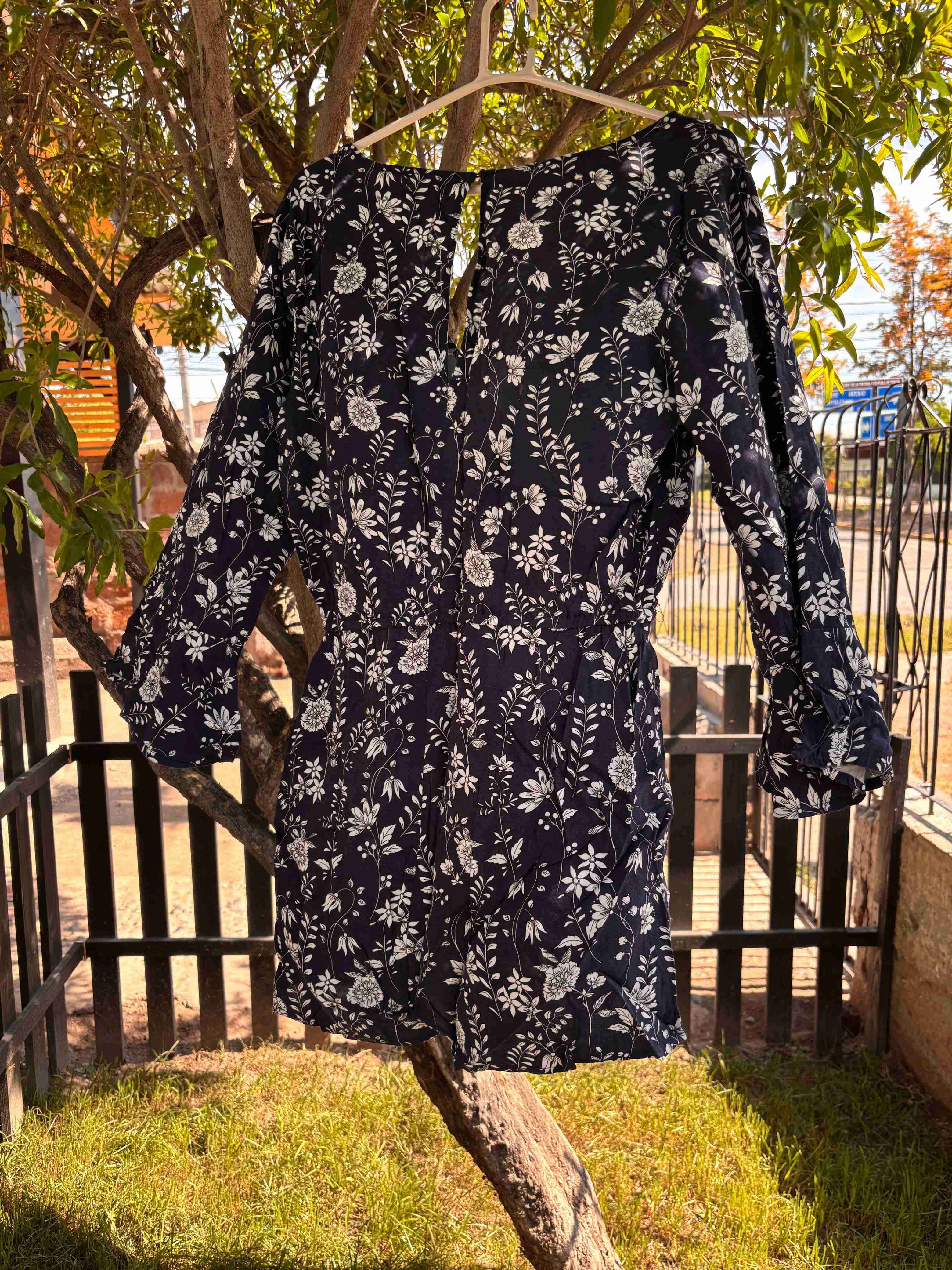 Vestido floral azul marino y blanco - miniatura 2