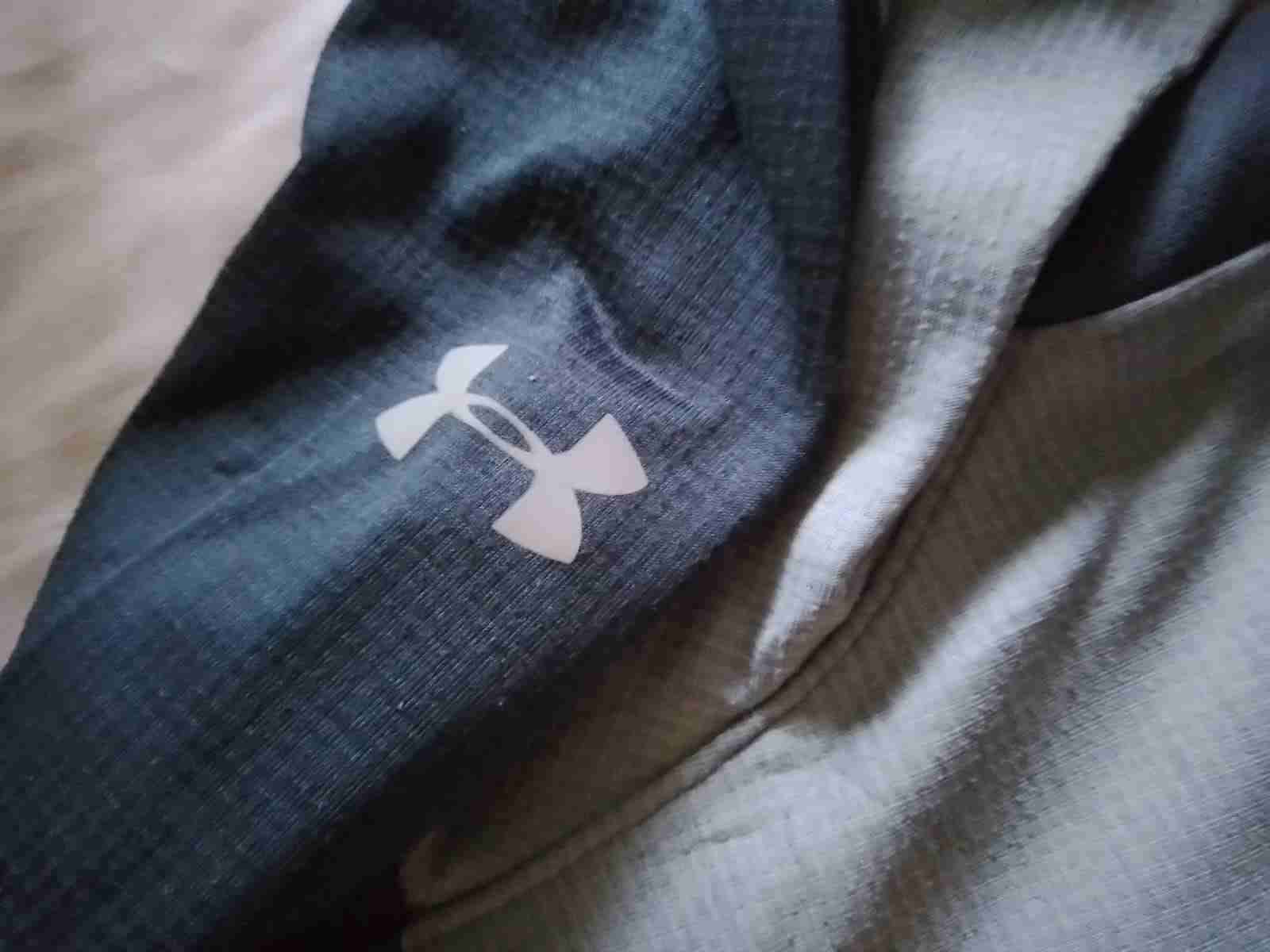 Chaqueta deportiva gris con capucha under armour - miniatura 2