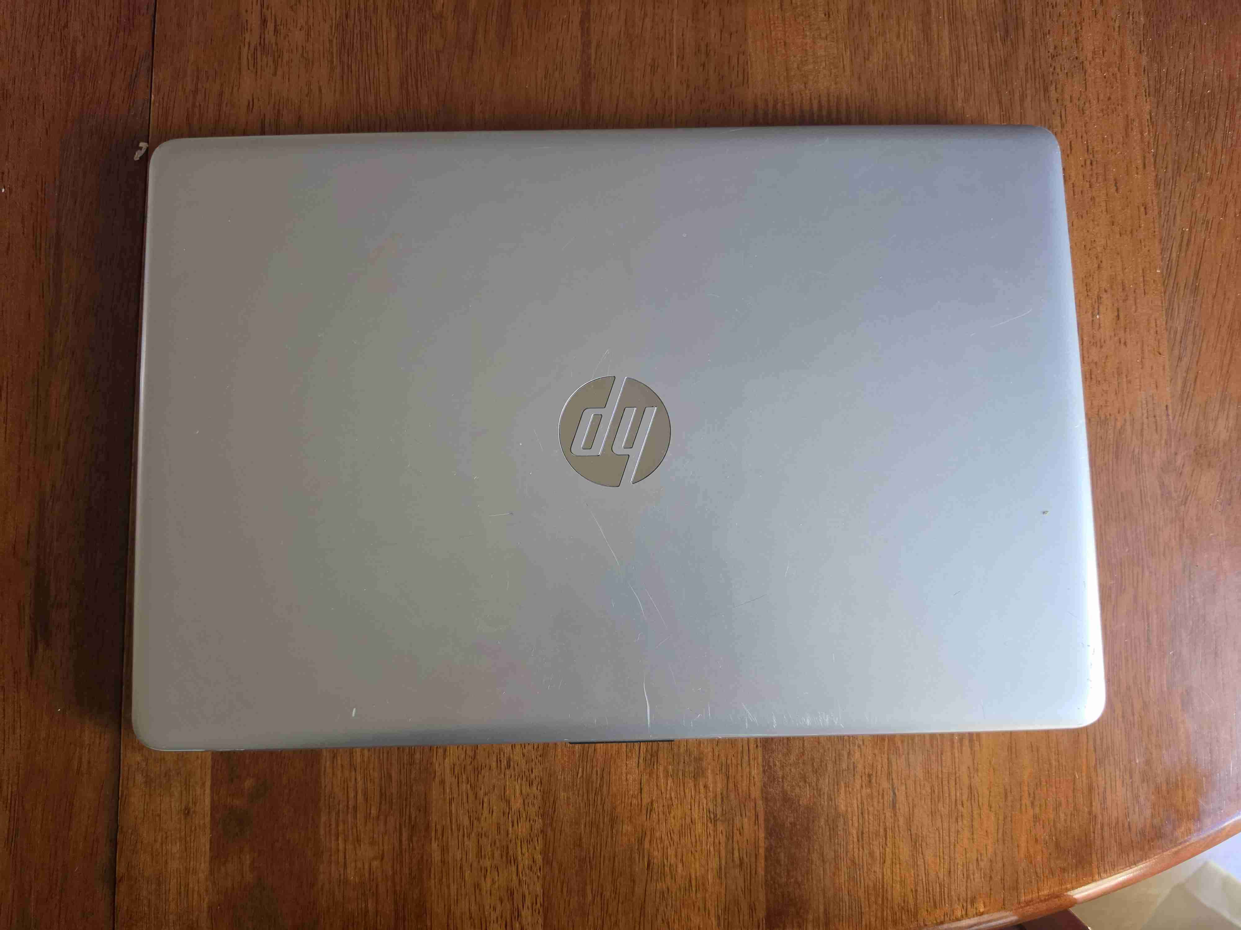 Laptop HP plateada usada - 1