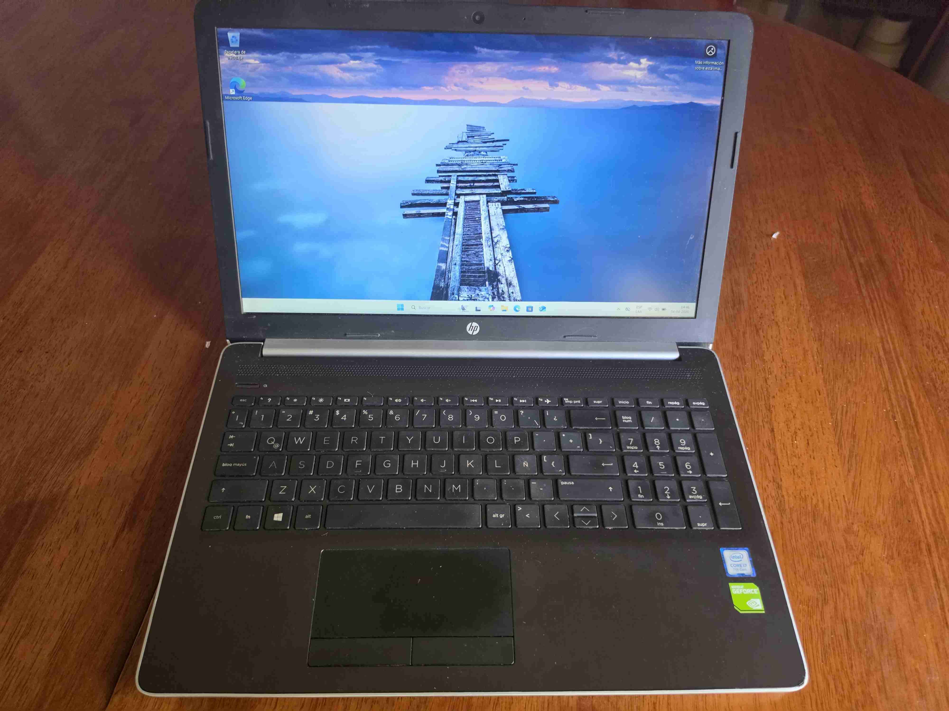 Laptop HP plateada usada - 3