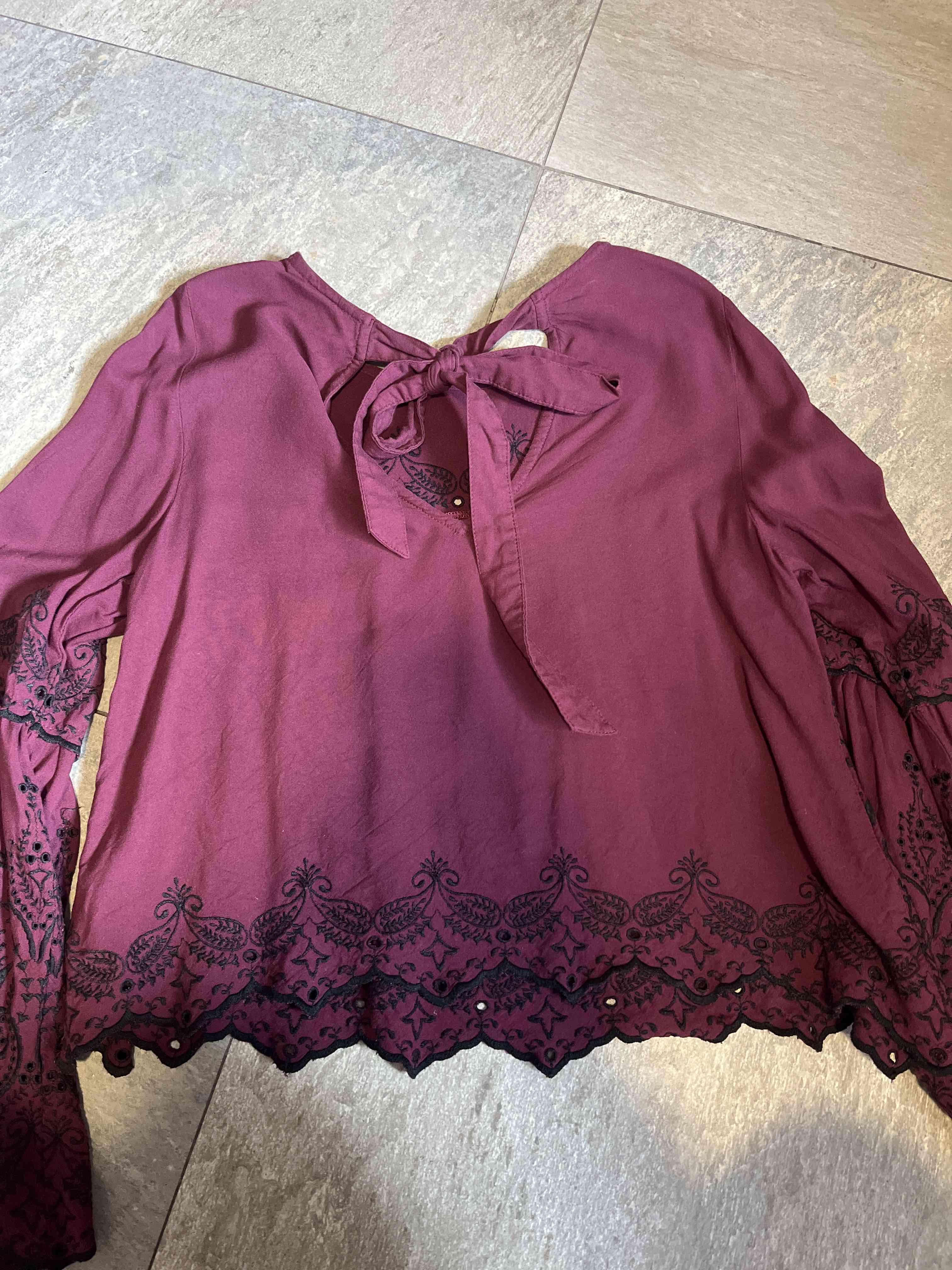 Blusa bordada color burdeos - miniatura 4