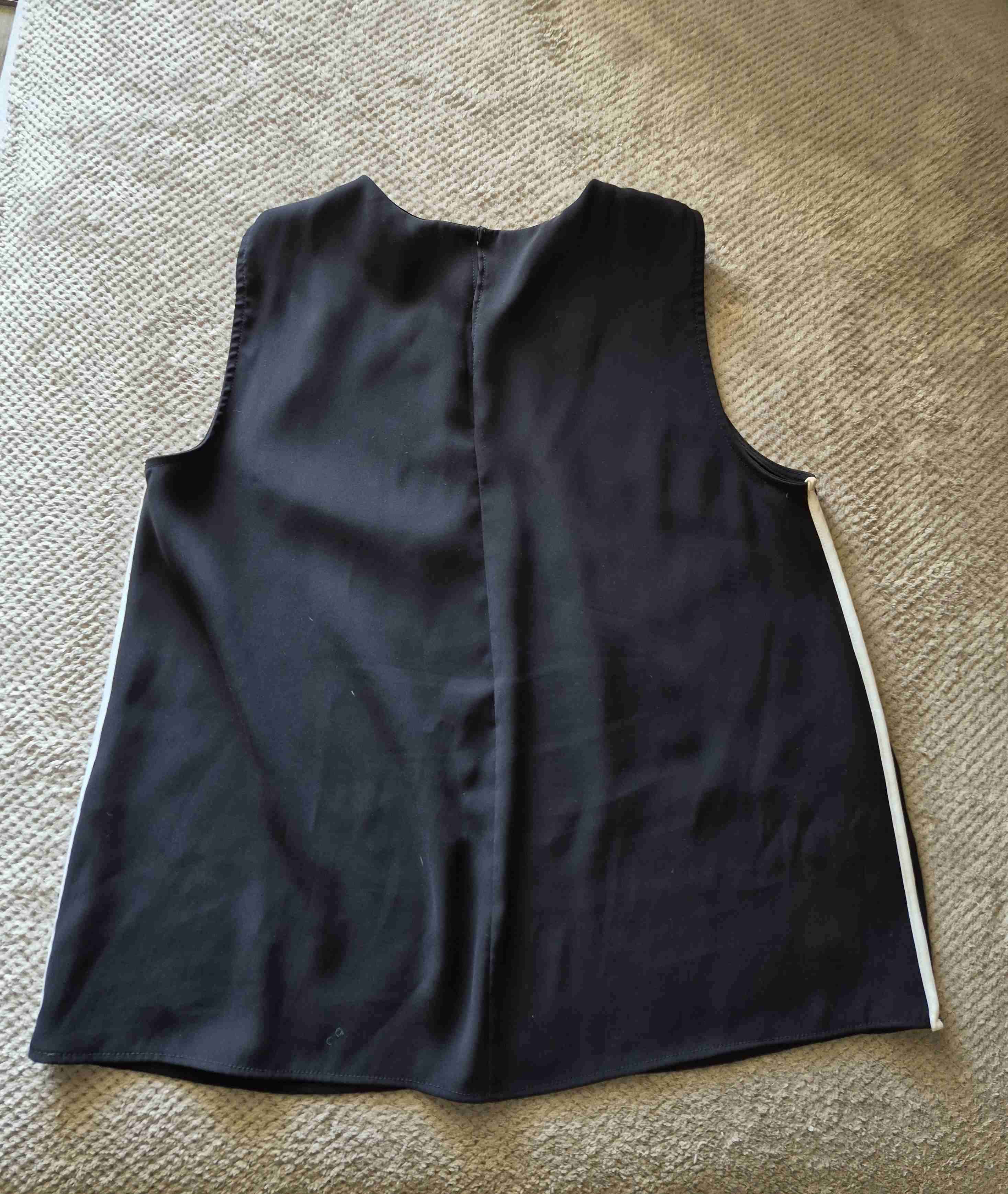 Blusa sin mangas negra - miniatura 2