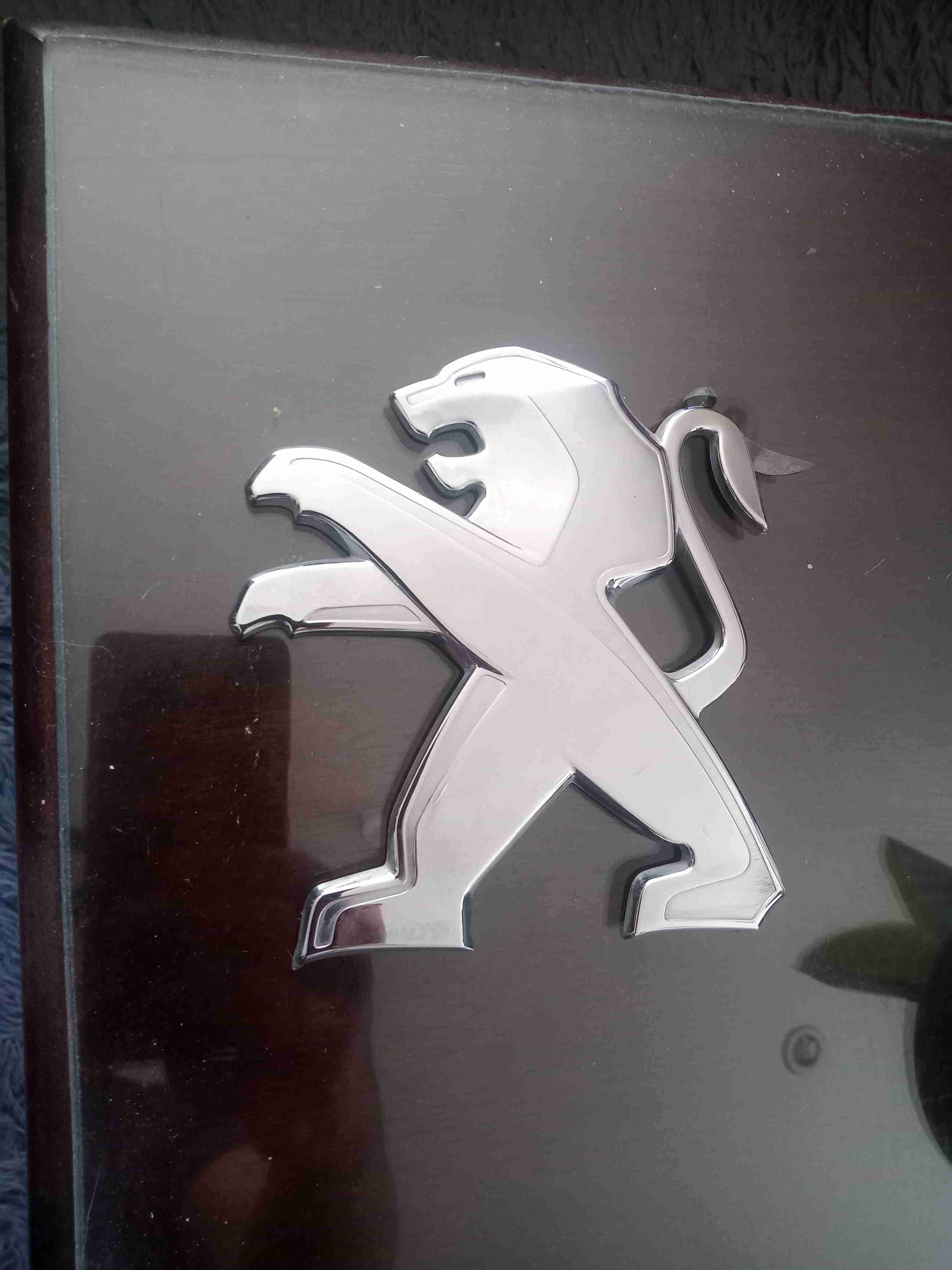 Logo metálico de Peugeot