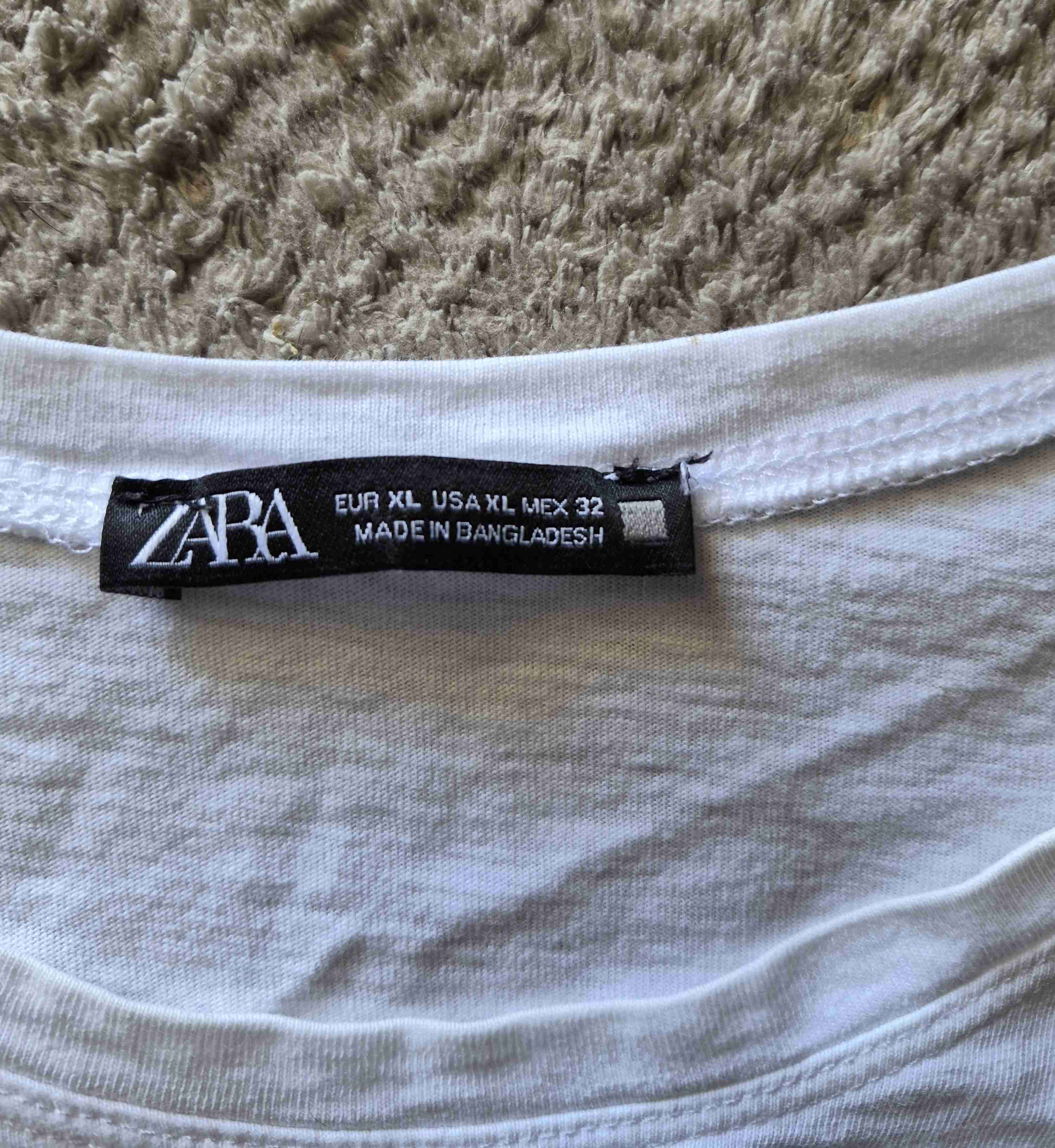 Polera blanca con volantes - miniatura 3