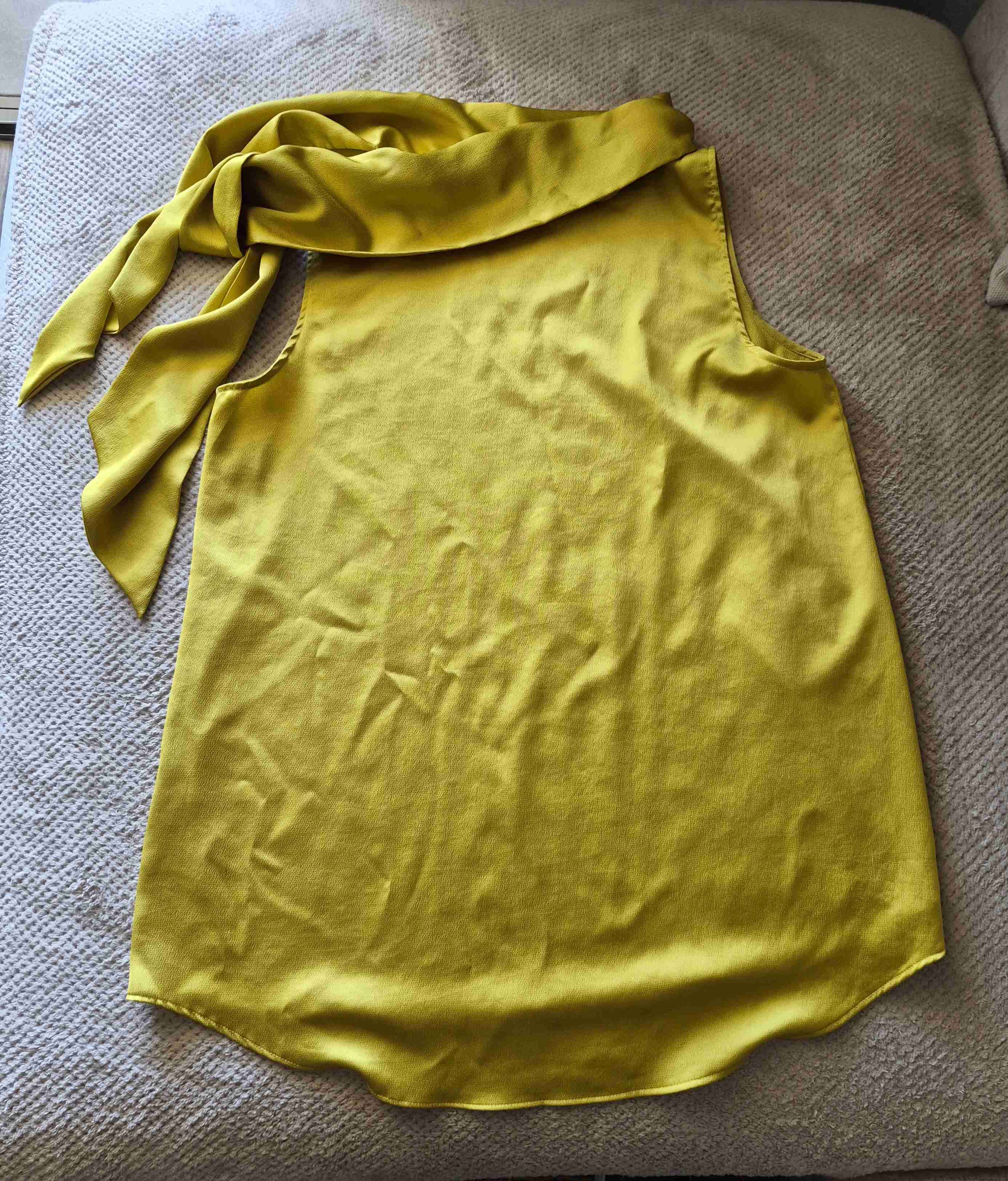 Blusa amarilla oro sin mangas - 1