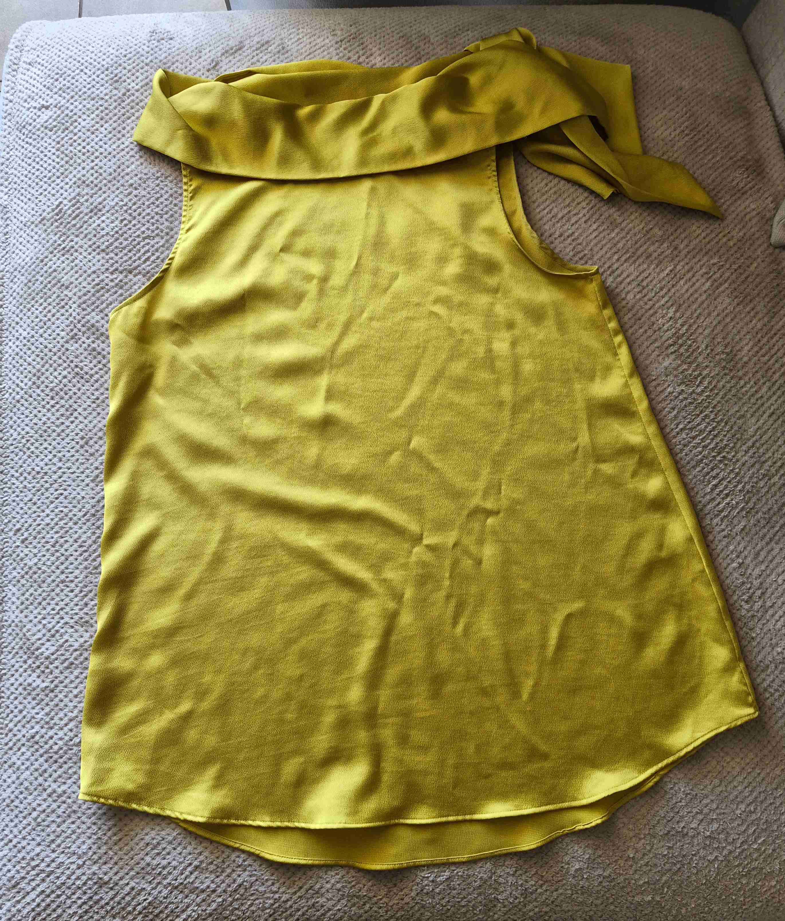Blusa amarilla oro sin mangas - 2