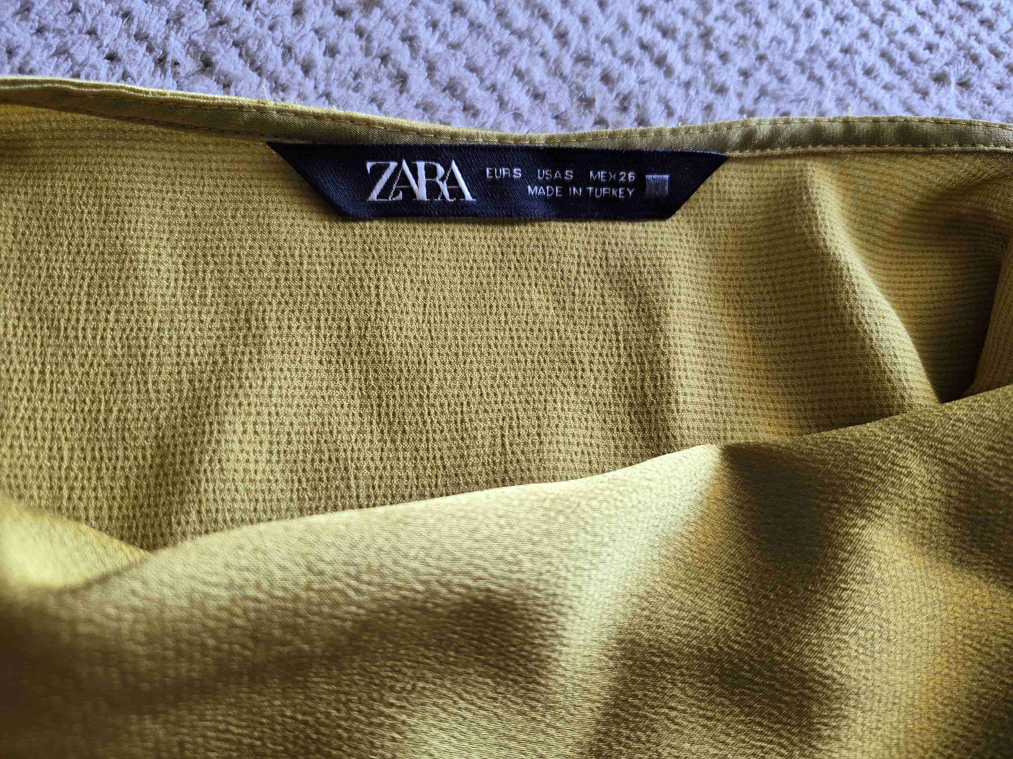 Blusa amarilla oro sin mangas - 3