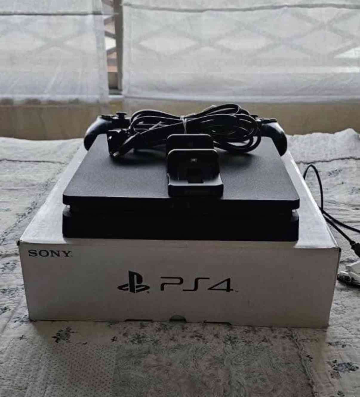 Consola PS4 con control y cables - miniatura 1