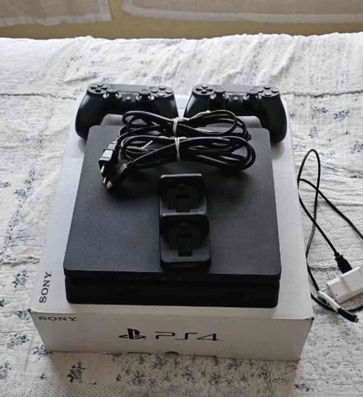 Consola PS4 con control y cables - miniatura 2