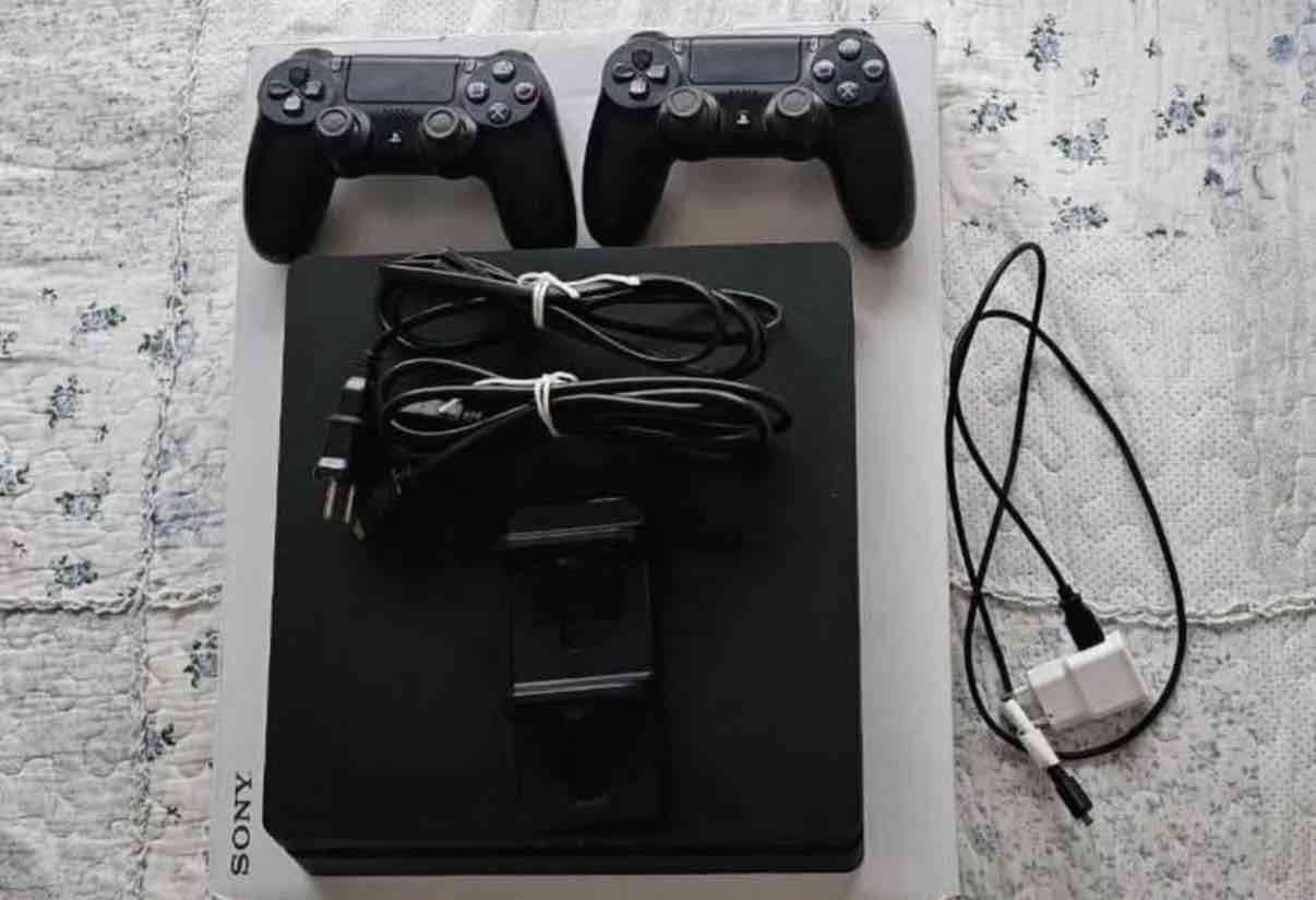 Consola PS4 con control y cables - miniatura 3
