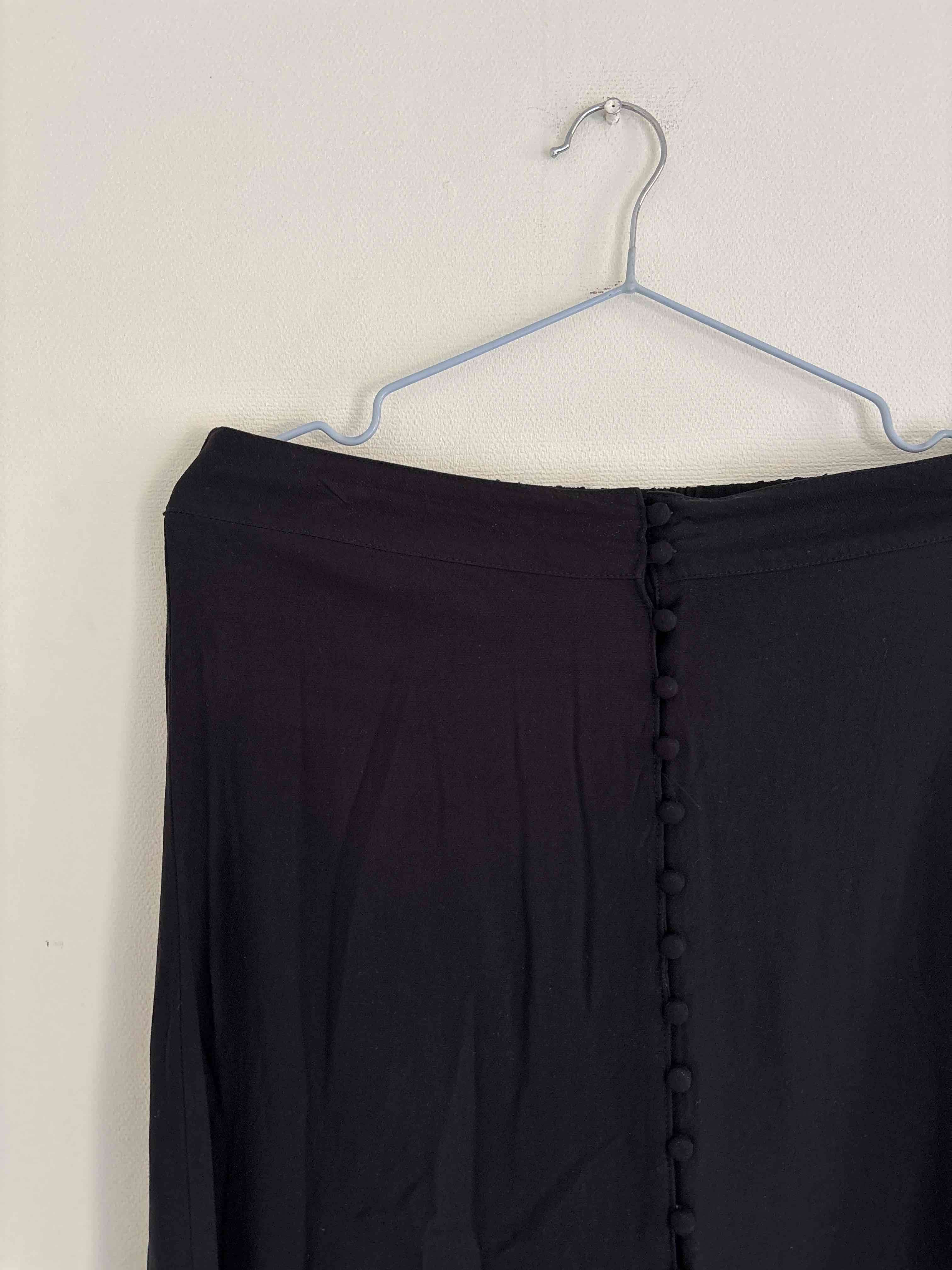 Falda negra con botones - miniatura 2