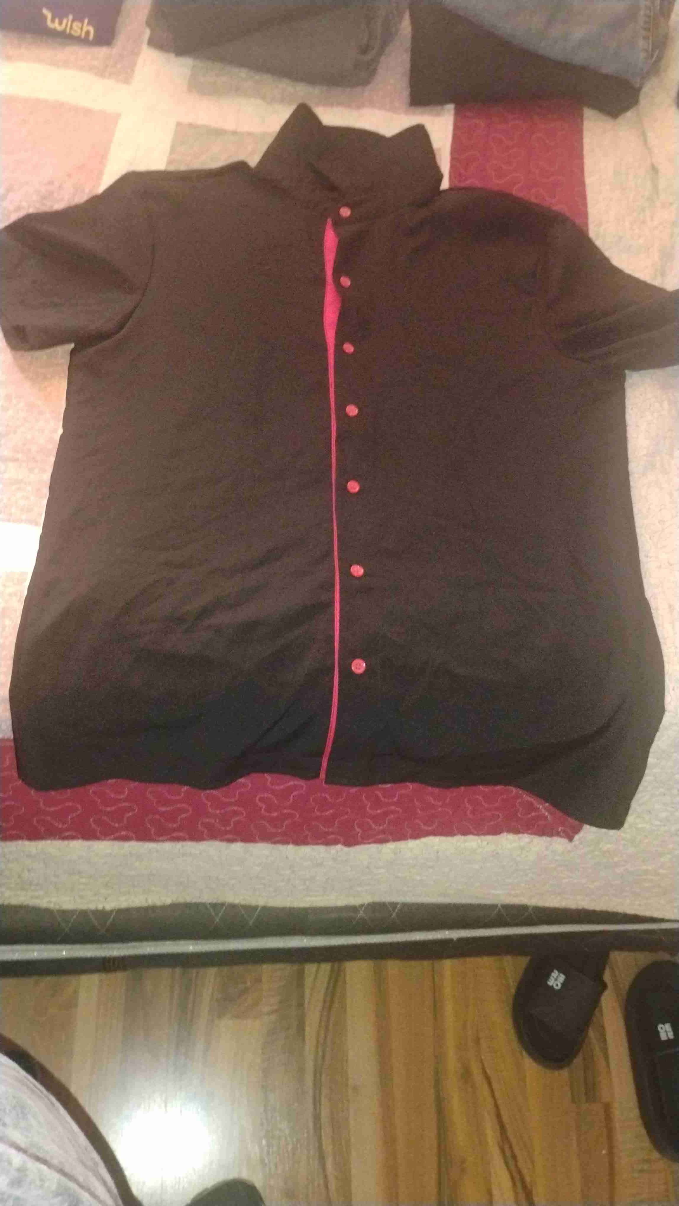 Camisa negra con botones rojos - 1