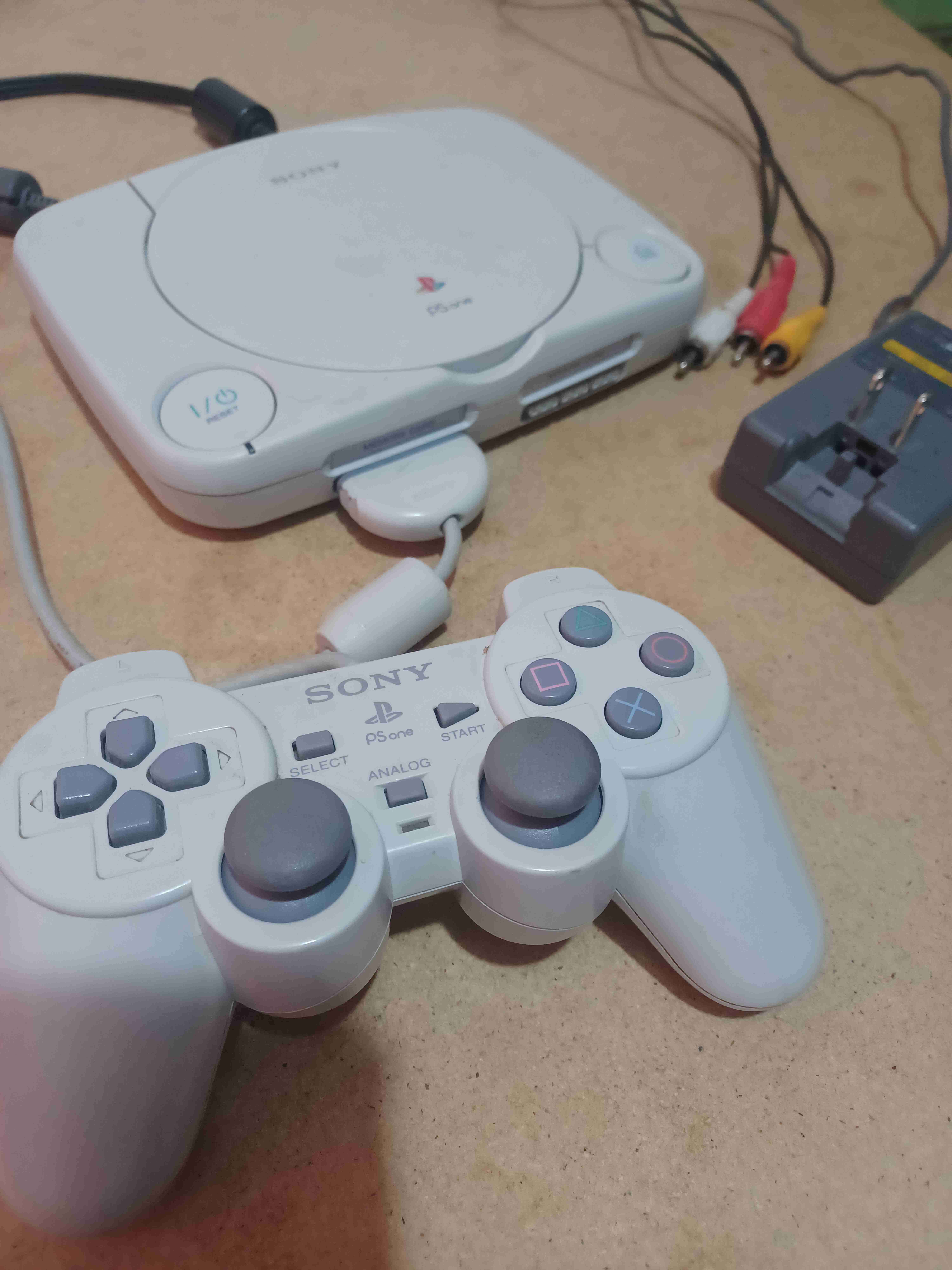 Consola PS One con control - miniatura 1