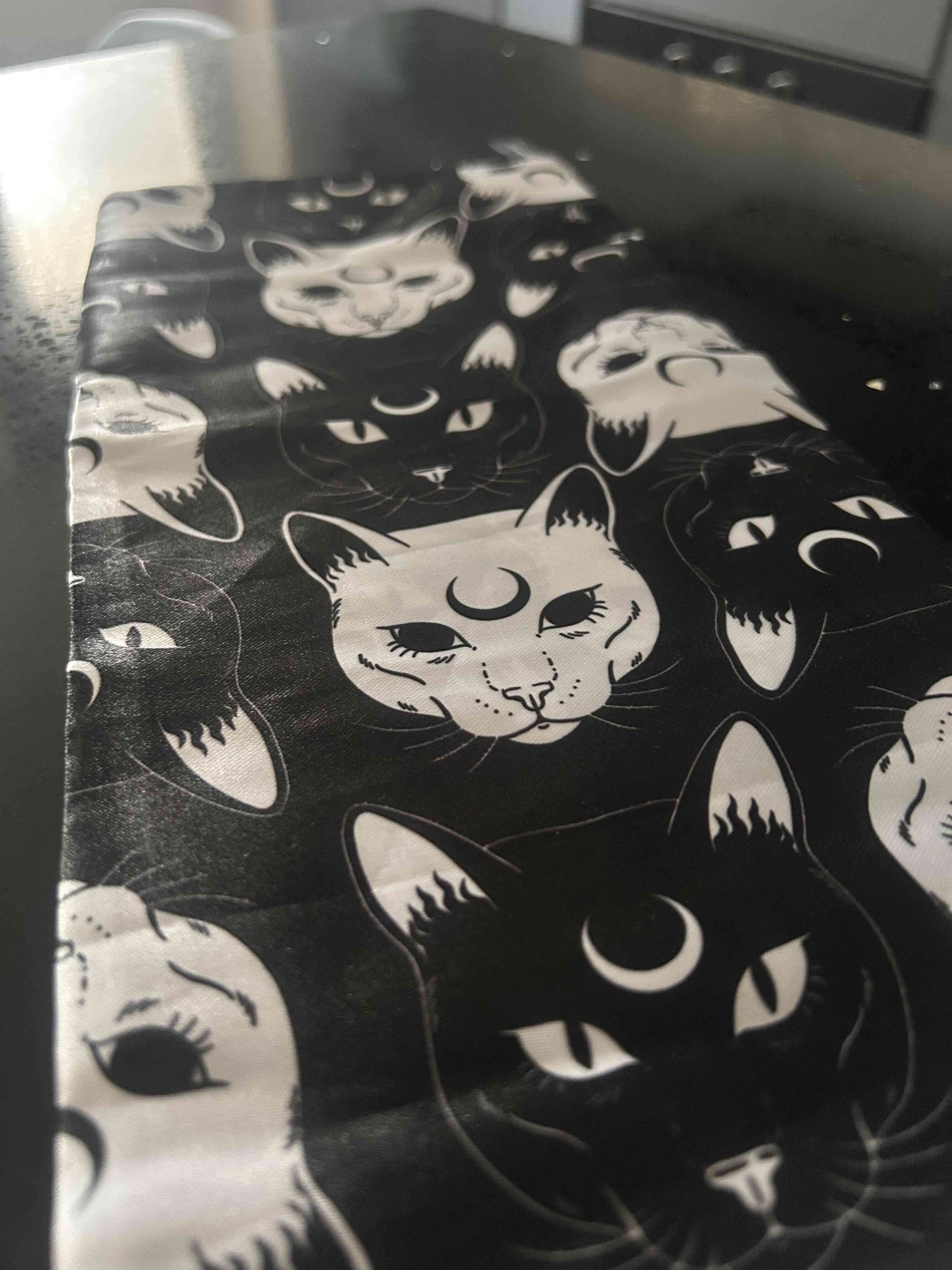 Pañuelo negro con estampado de gatos - 1