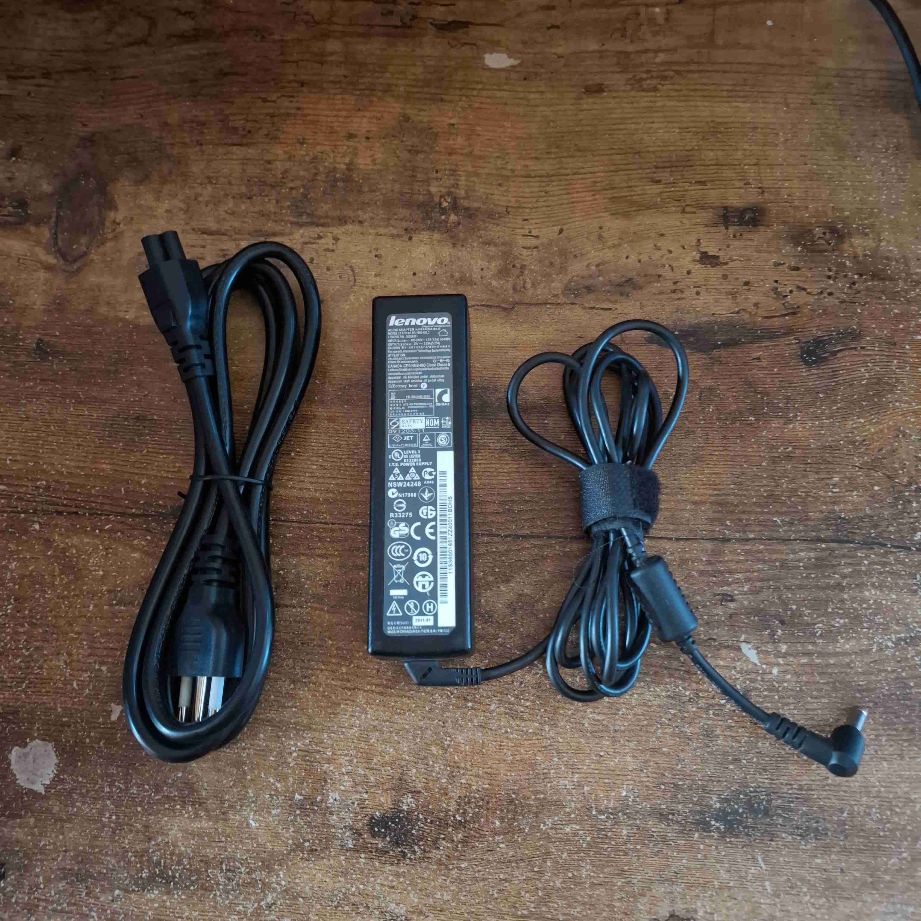 Cargador Lenovo con cable de poder - miniatura 1