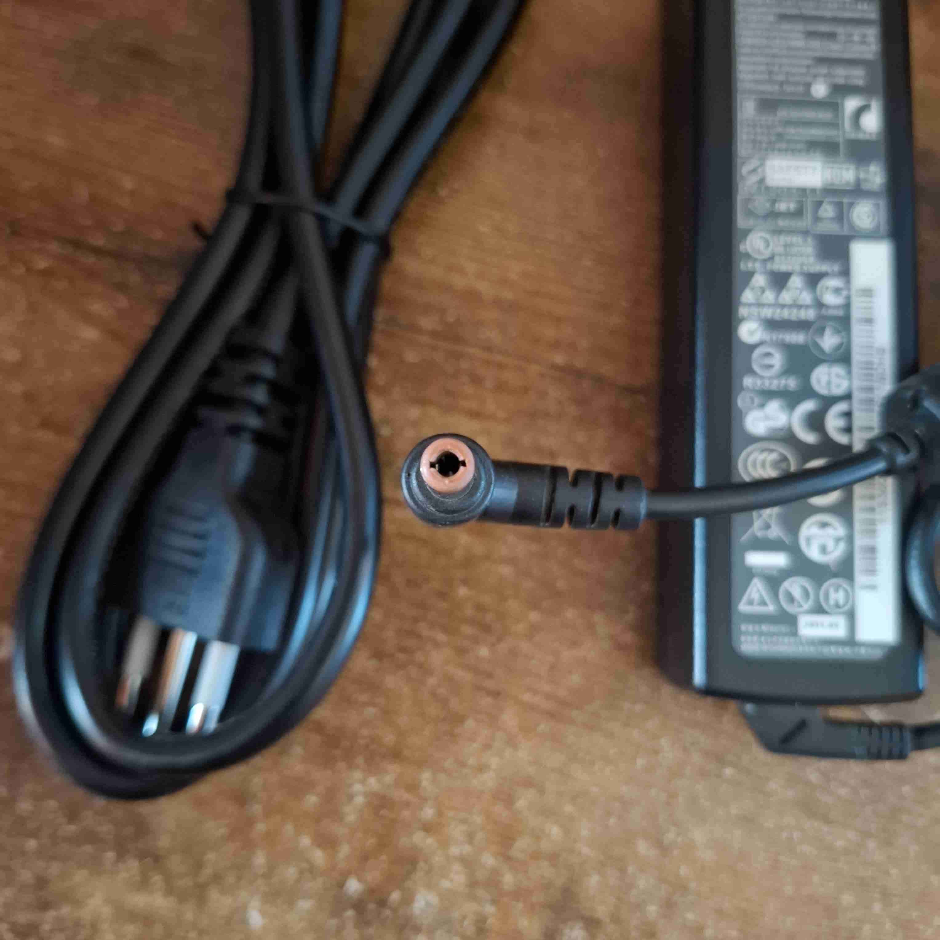 Cargador Lenovo con cable de poder - miniatura 4