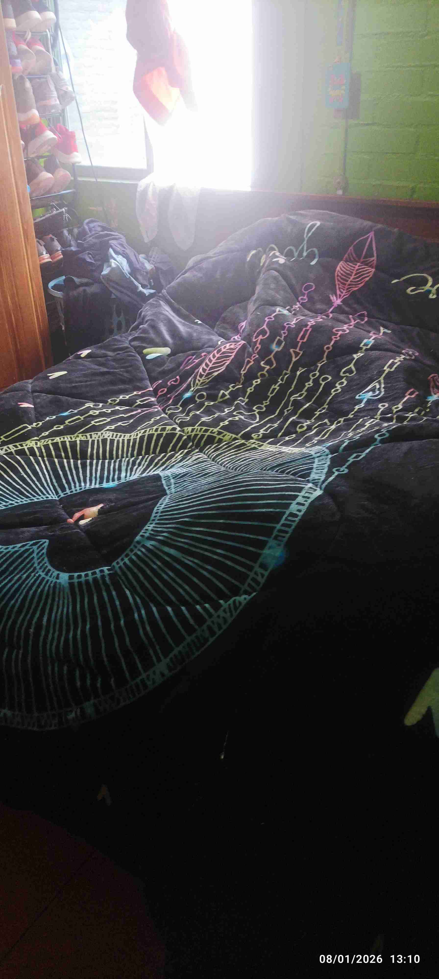 Cobertor negro con diseño colorido - 2