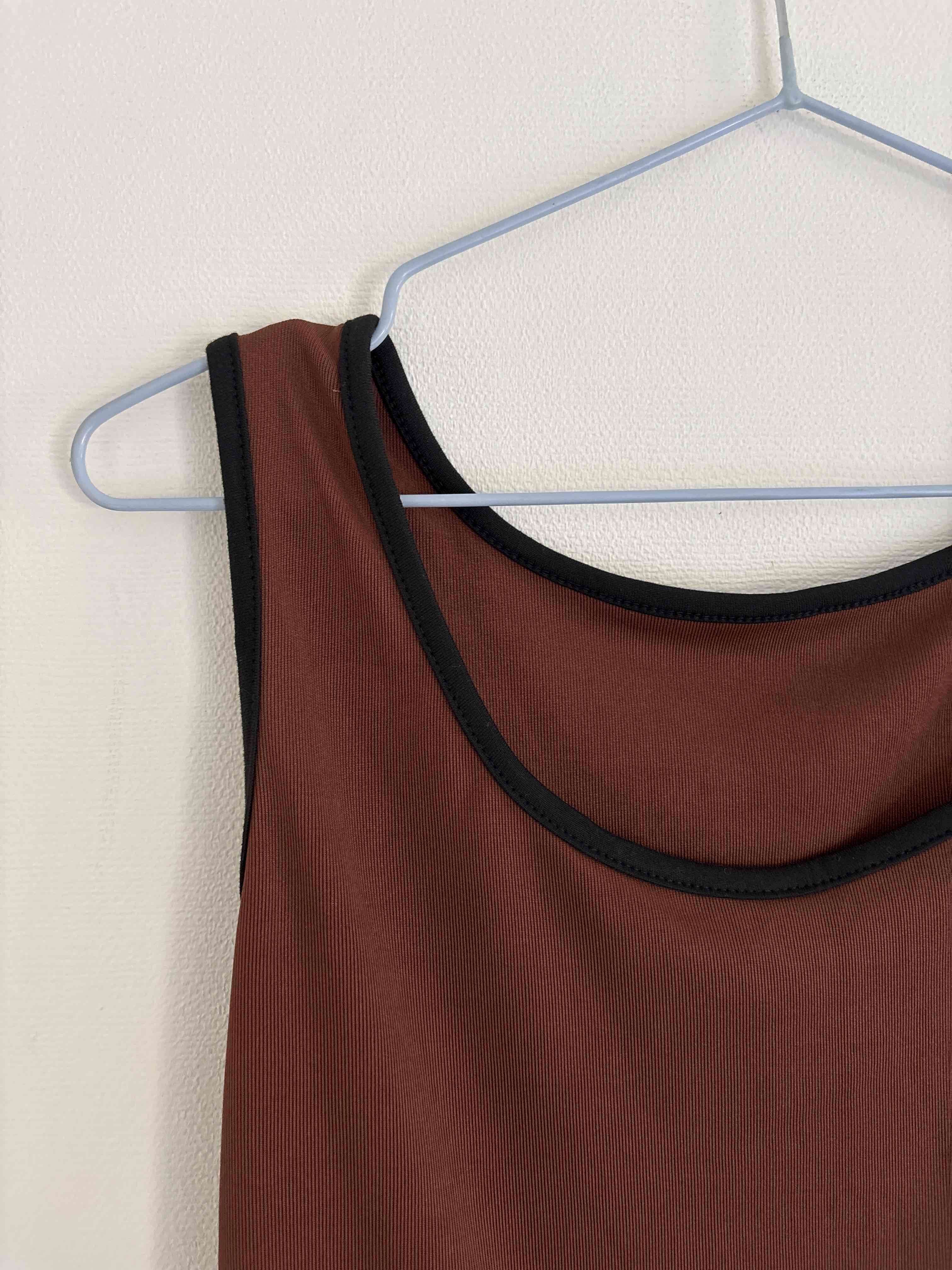 Polera sin mangas café chocolate - 2