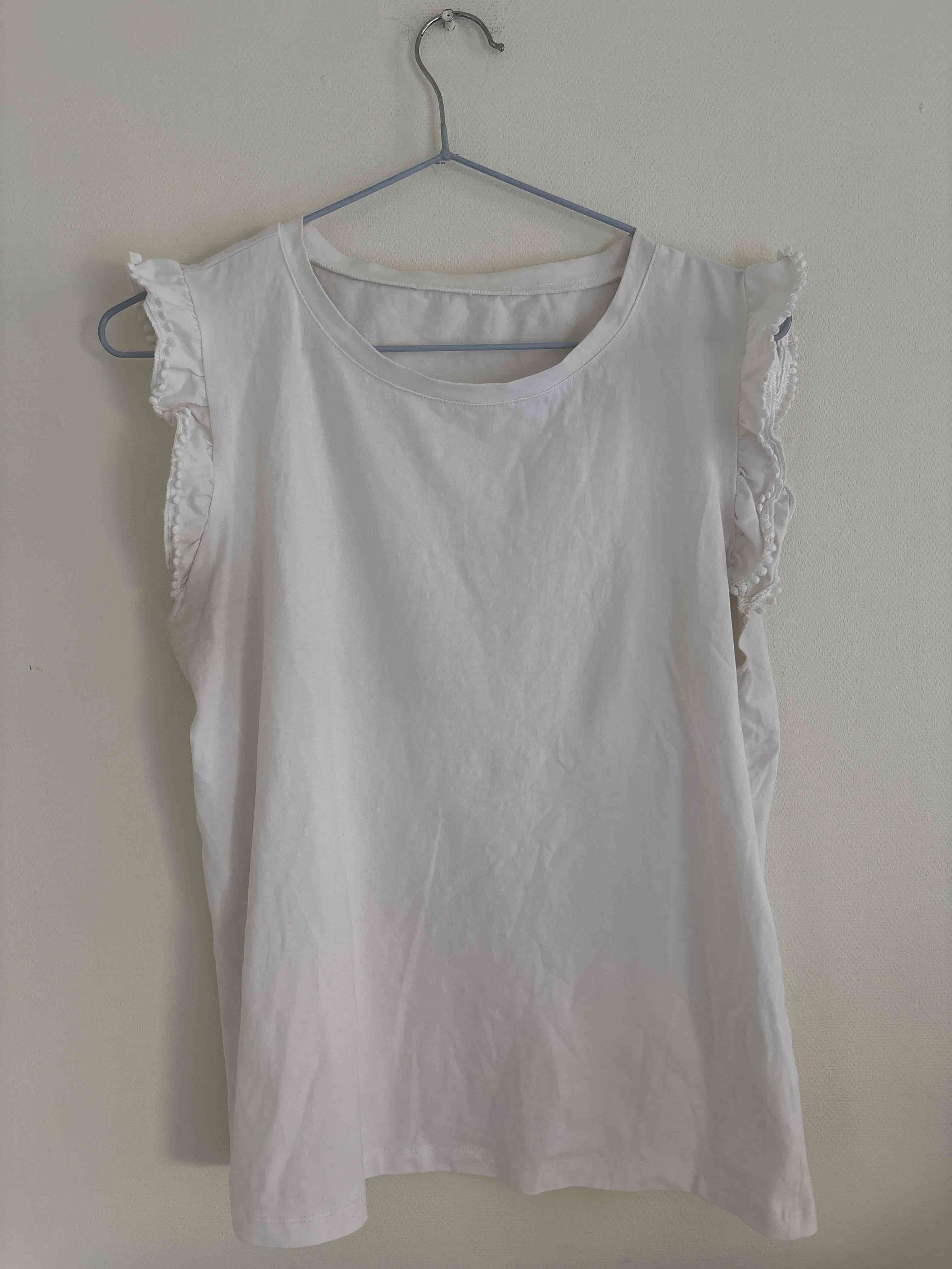 Polera blanca sin mangas con volantes - miniatura 2