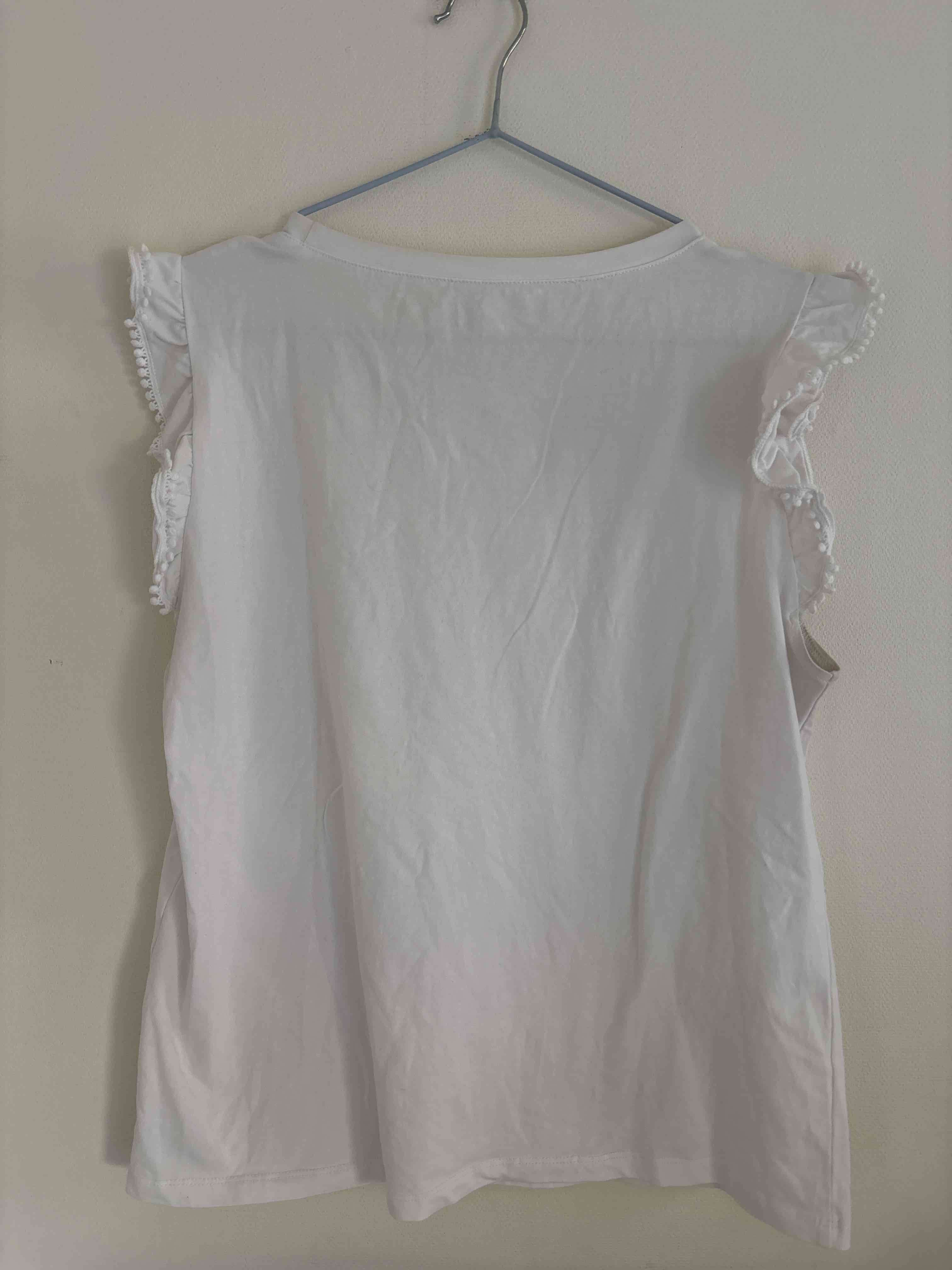 Polera blanca sin mangas con volantes - miniatura 3