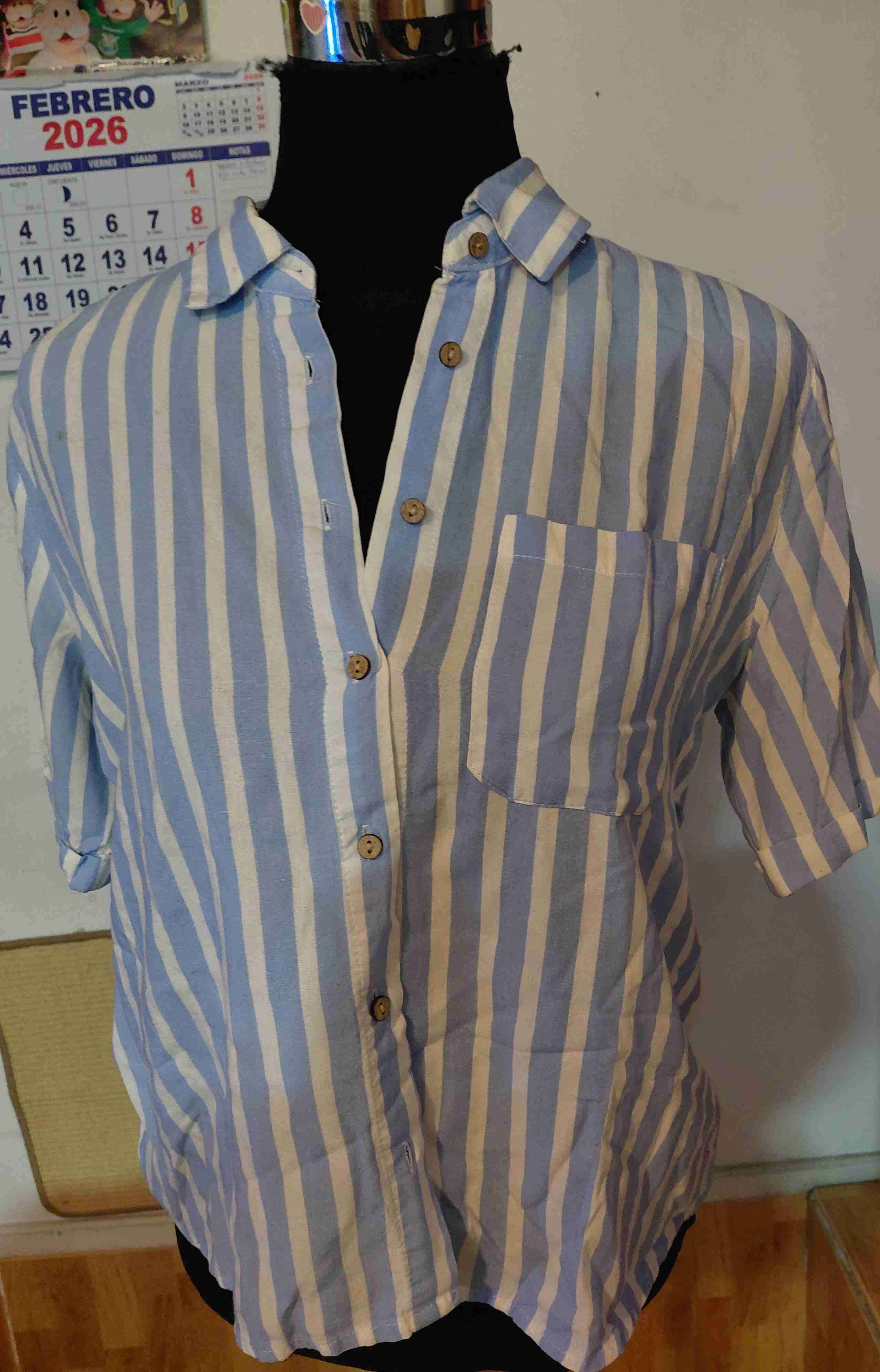 Camisa rayada azul y blanca - miniatura 2