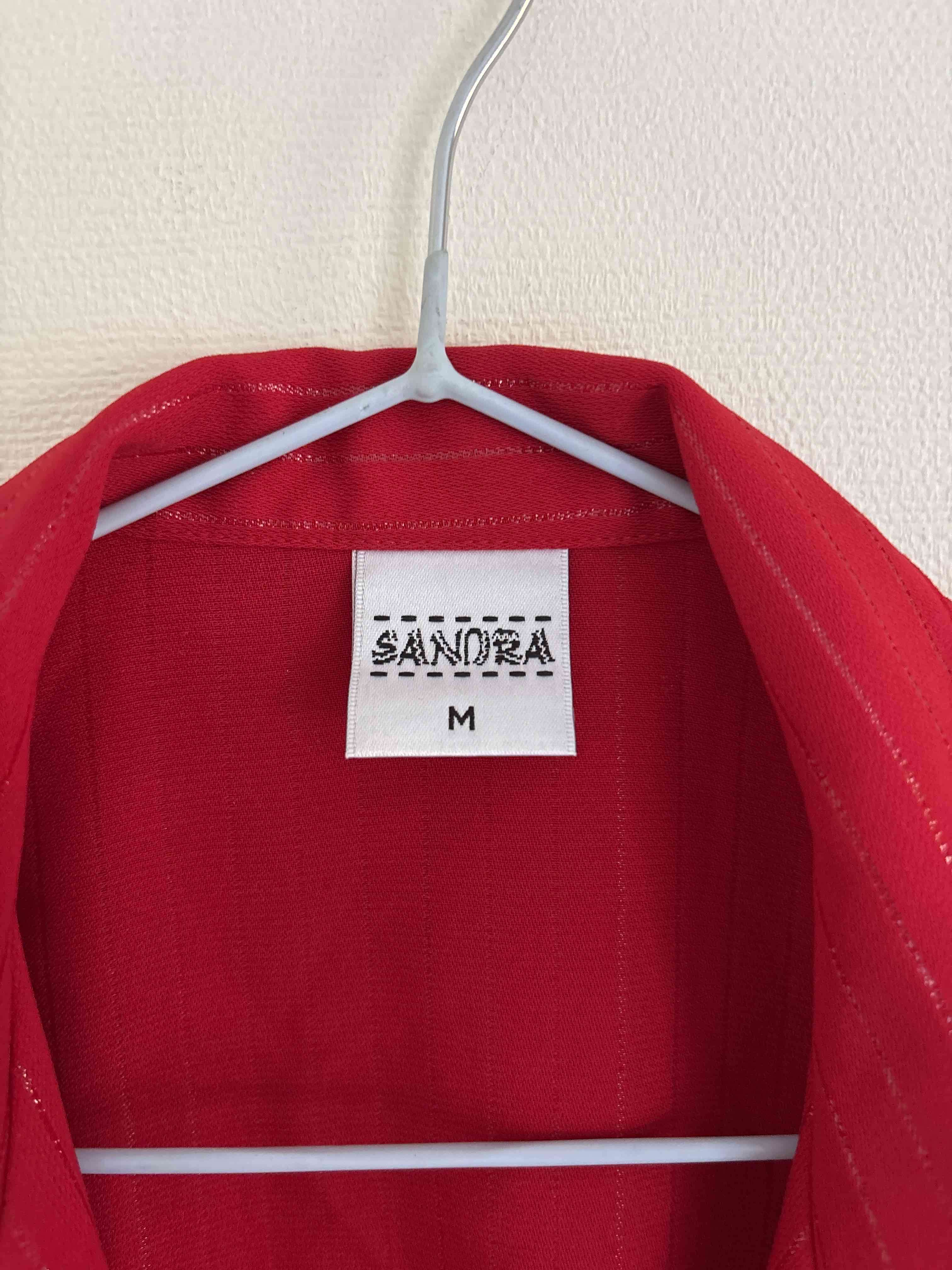 Blusa roja abotonada - miniatura 2