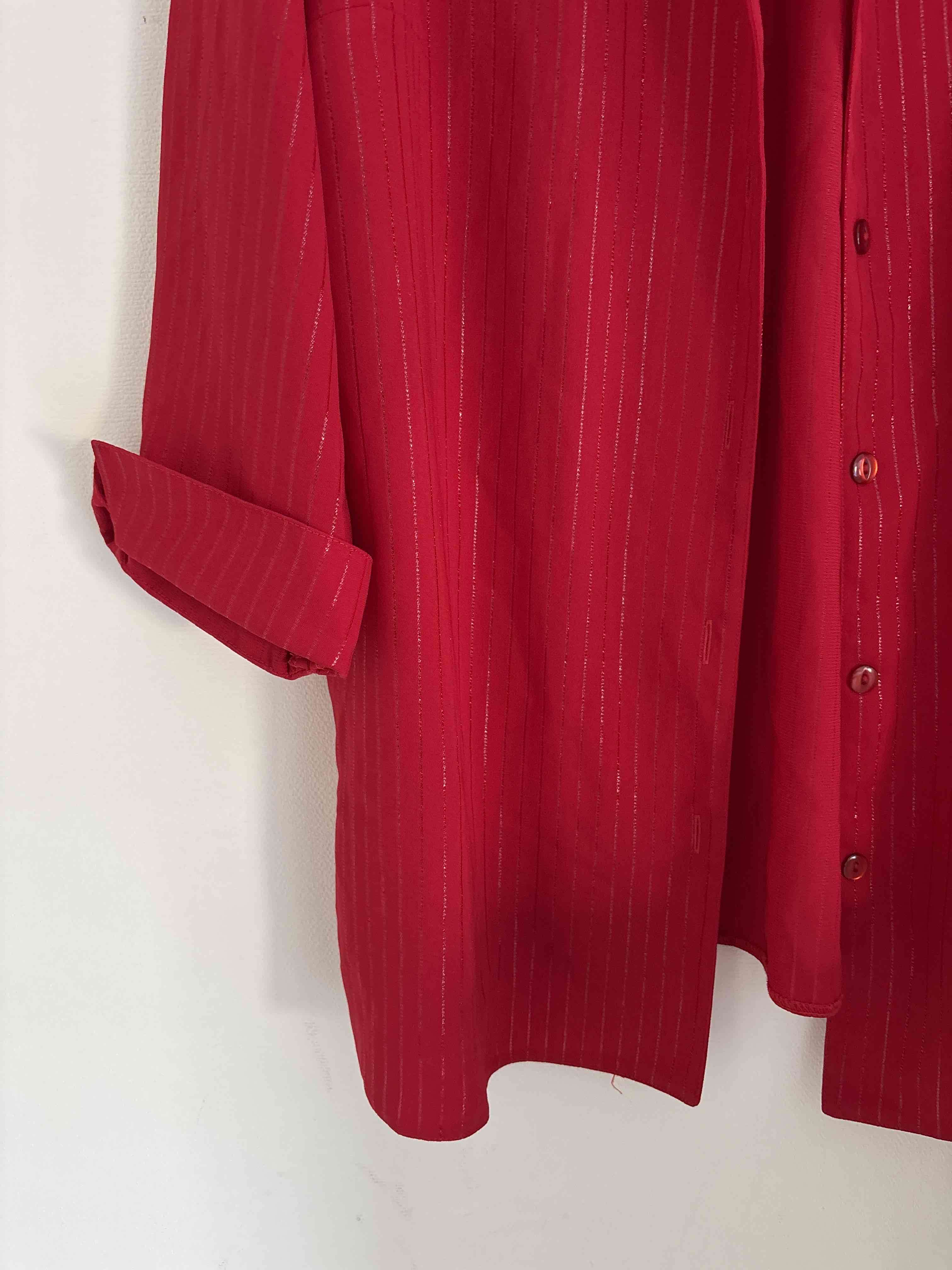 Blusa roja abotonada - miniatura 4